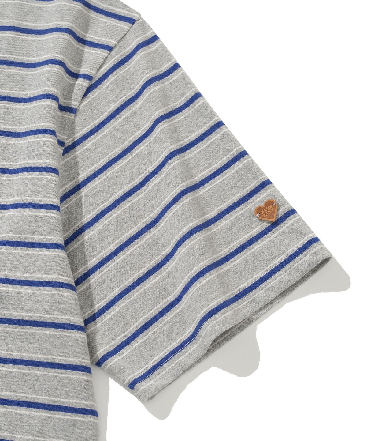 니티드(KNITTED) (UNISEX) 스트라이프 레더 하트 티셔츠 GREY