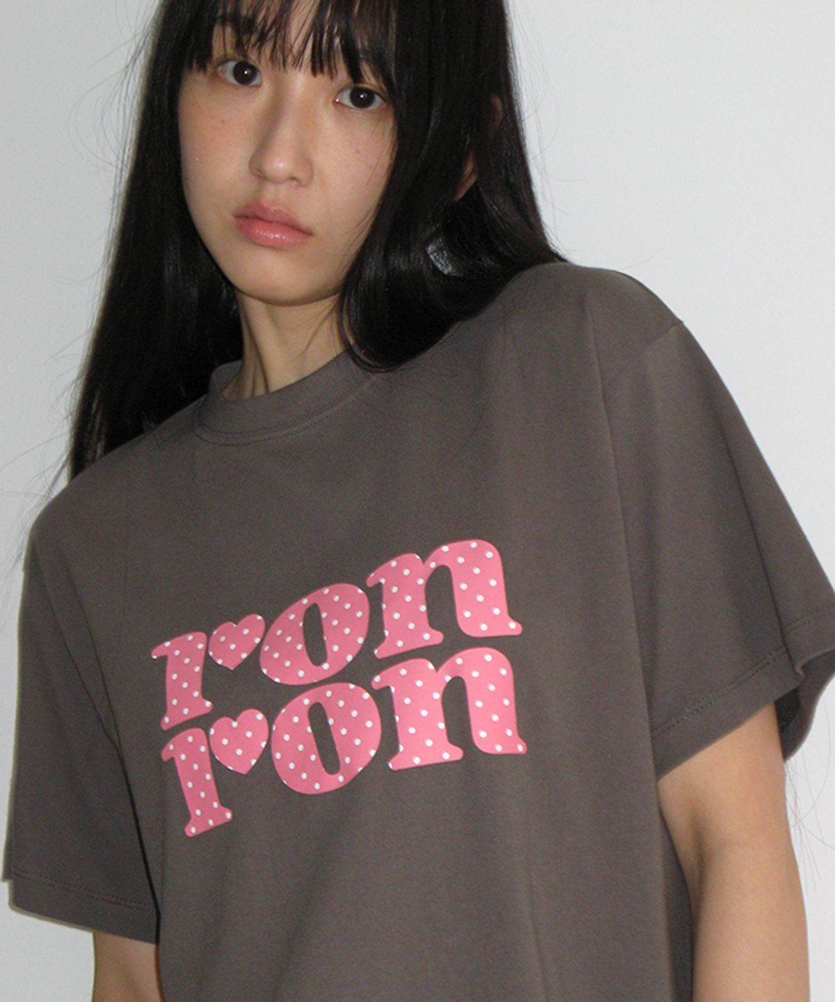 론론(RONRON) DOT LOGO BASIC FIT T SHIRT CHARCOAL