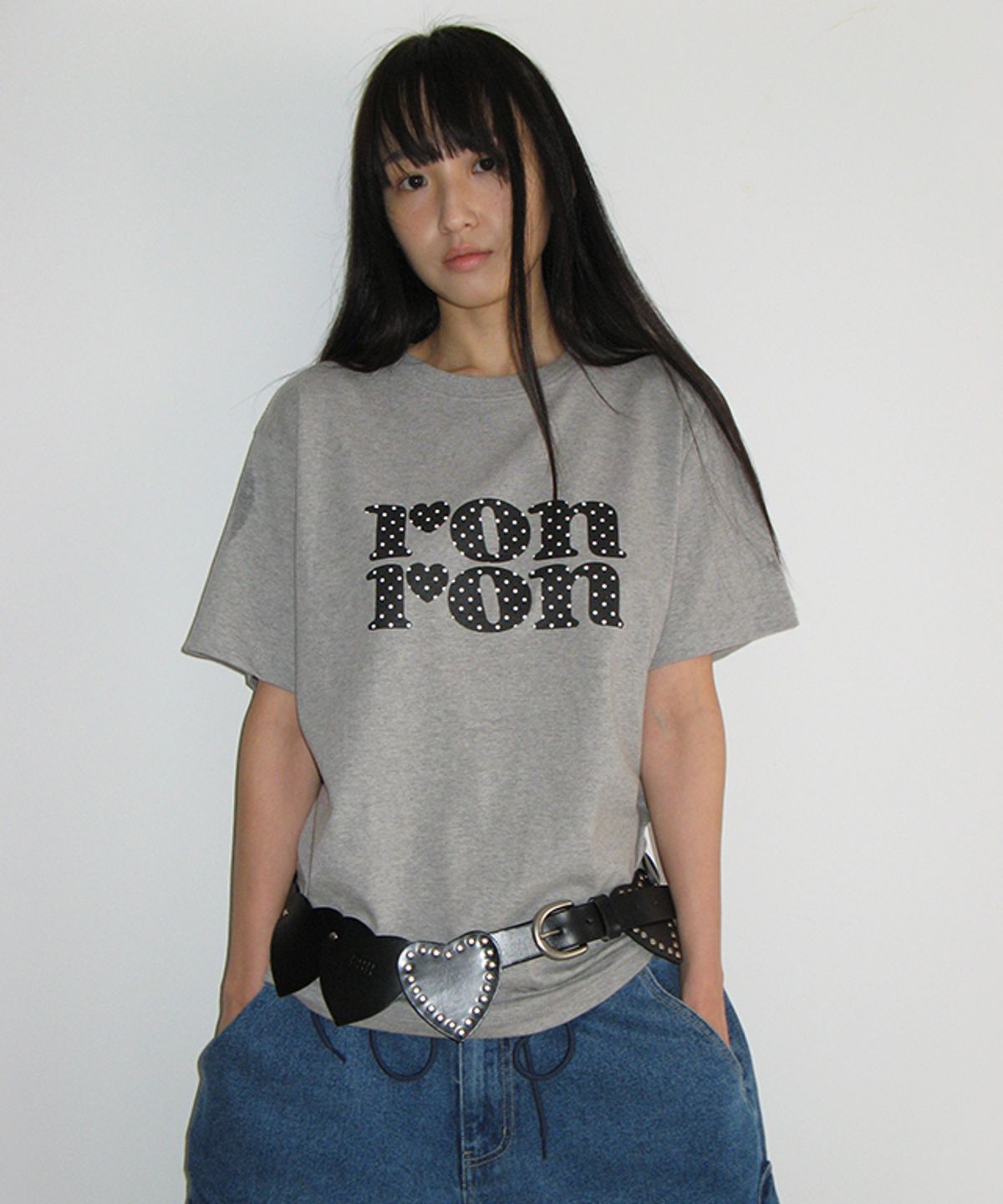 론론(RONRON) DOT LOGO BASIC FIT T SHIRT GREY
