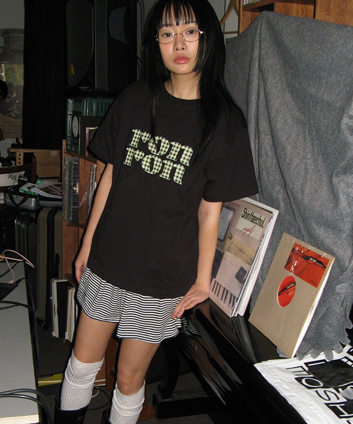 론론(RONRON) PATTERN LOGO BASIC FIT T SHIRT BLACK YELLOW