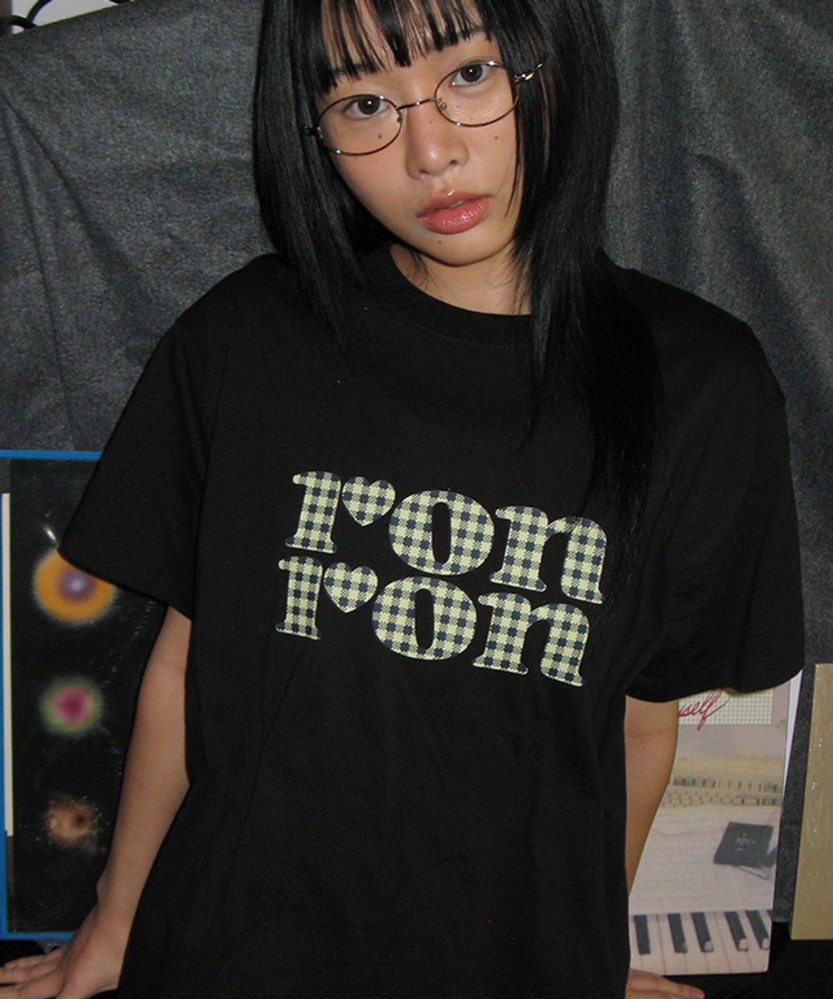 론론(RONRON) PATTERN LOGO BASIC FIT T SHIRT BLACK YELLOW