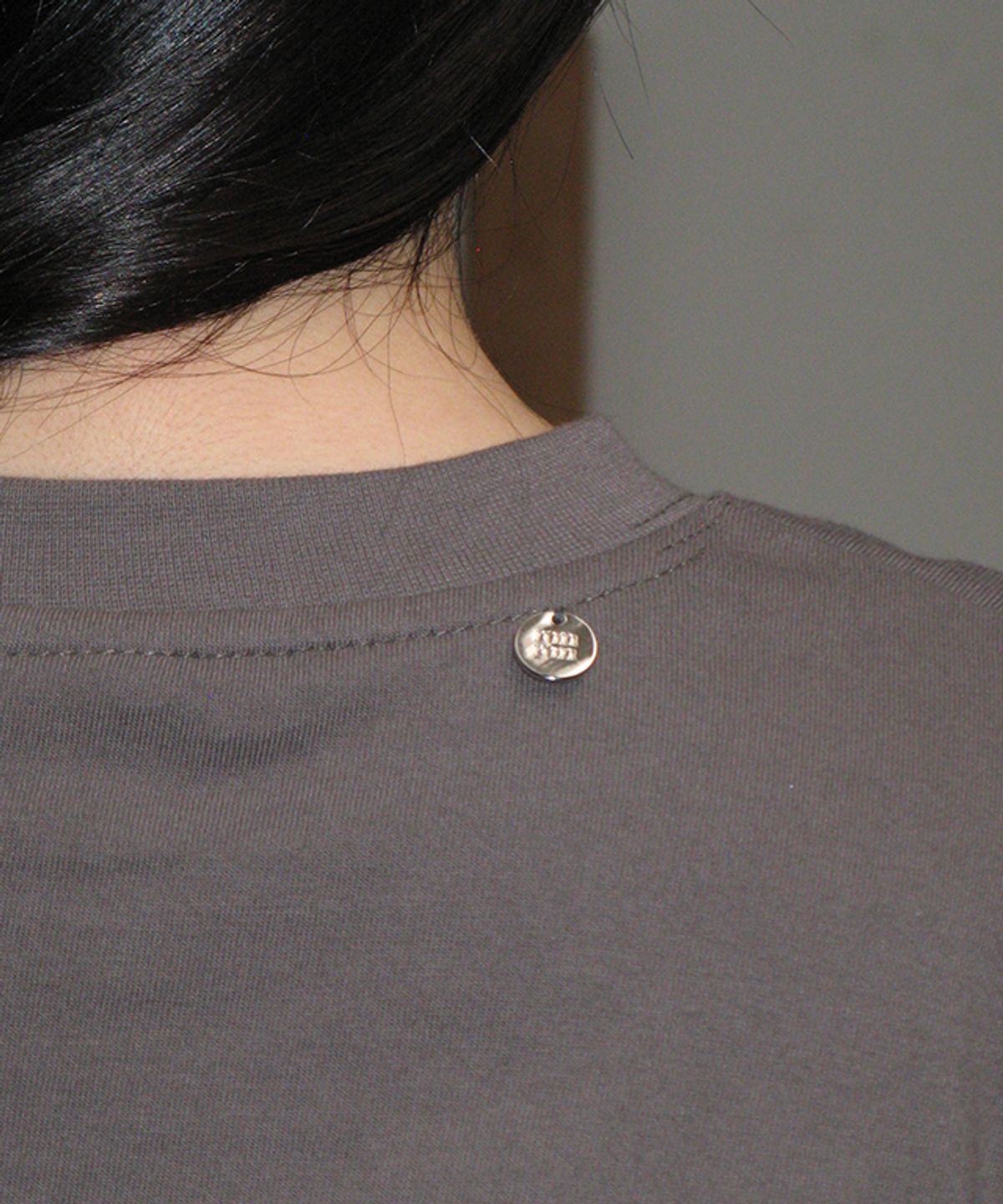 론론(RONRON) PATTERN LOGO BASIC FIT T SHIRT CHARCOAL
