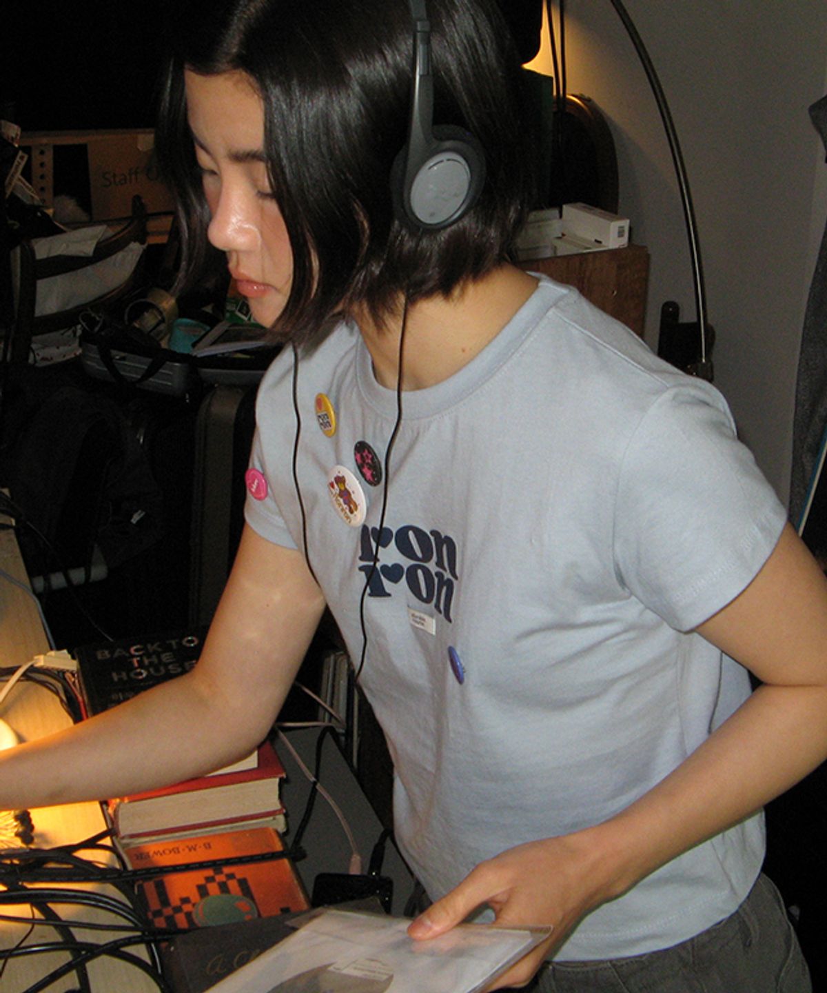 론론(RONRON) LABEL LOGO CROP T SHIRT SOFT BLUE