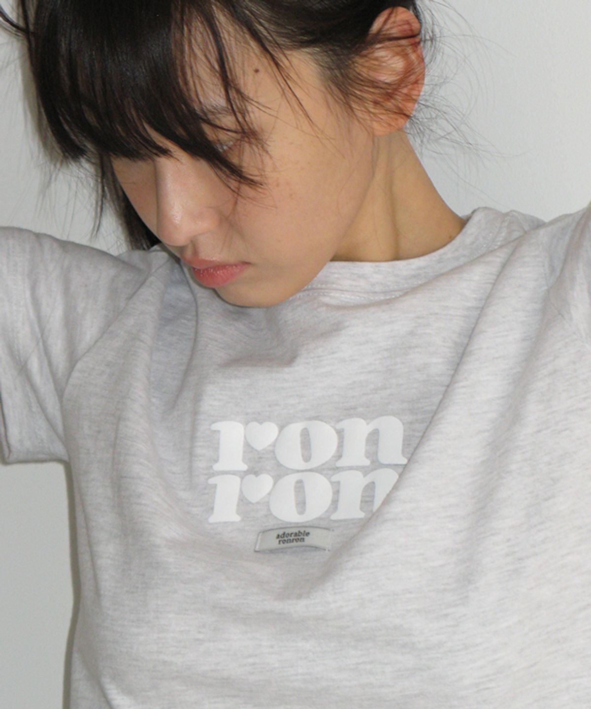 론론(RONRON) LABEL LOGO CROP T SHIRT MELANGE WHITE