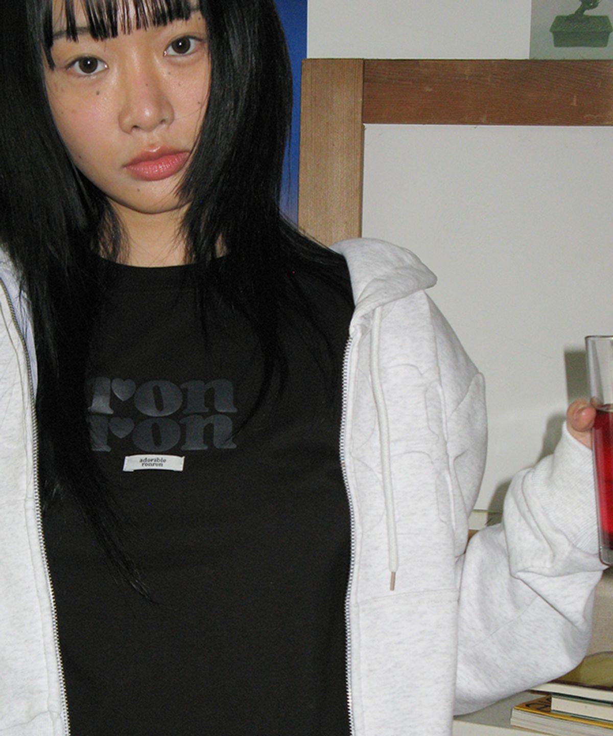 론론(RONRON) LABEL LOGO CROP T SHIRT BLACK CHARCOAL
