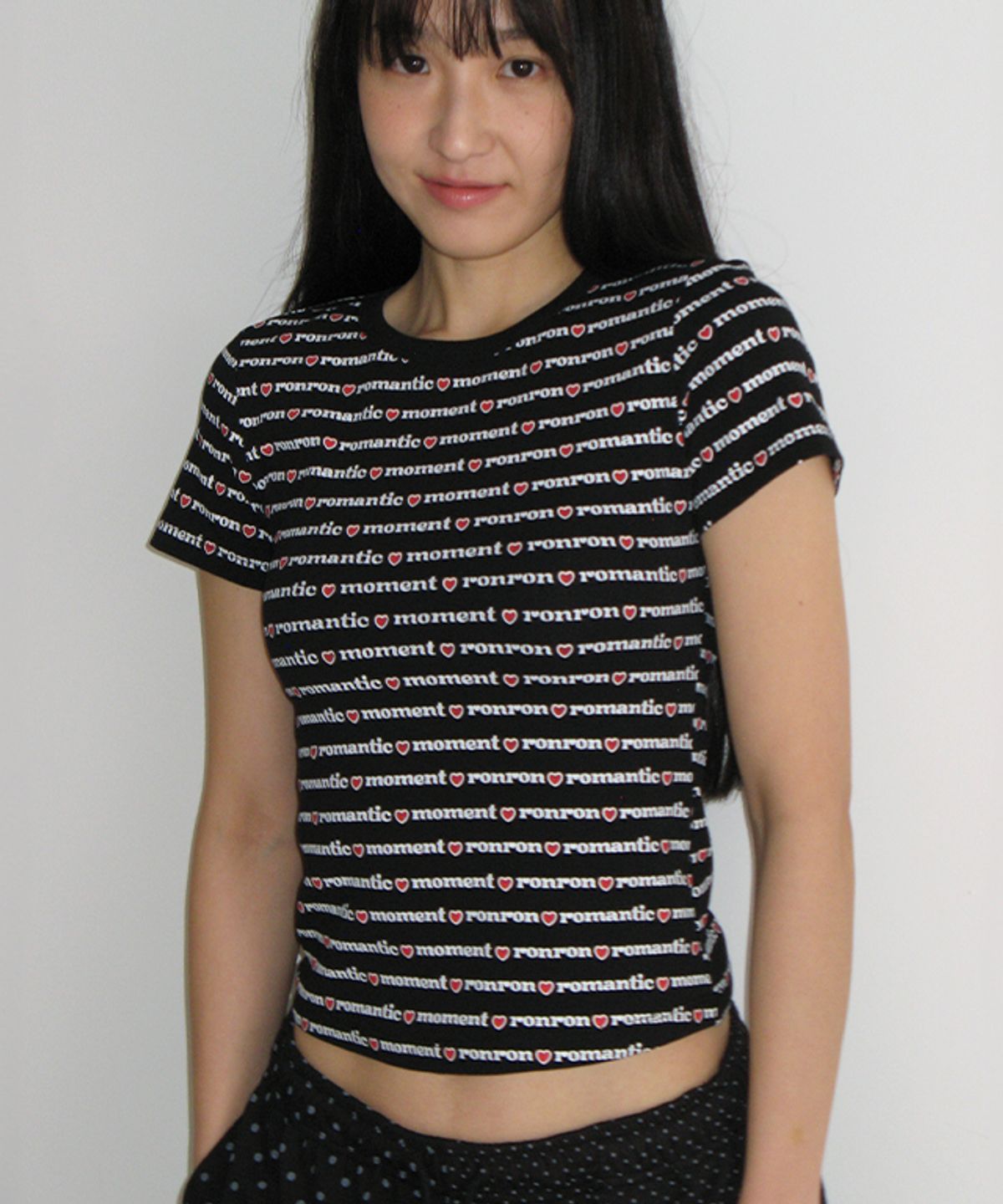 론론(RONRON) ALL OVER PRINT SLIM CROP T SHIRT BLACK