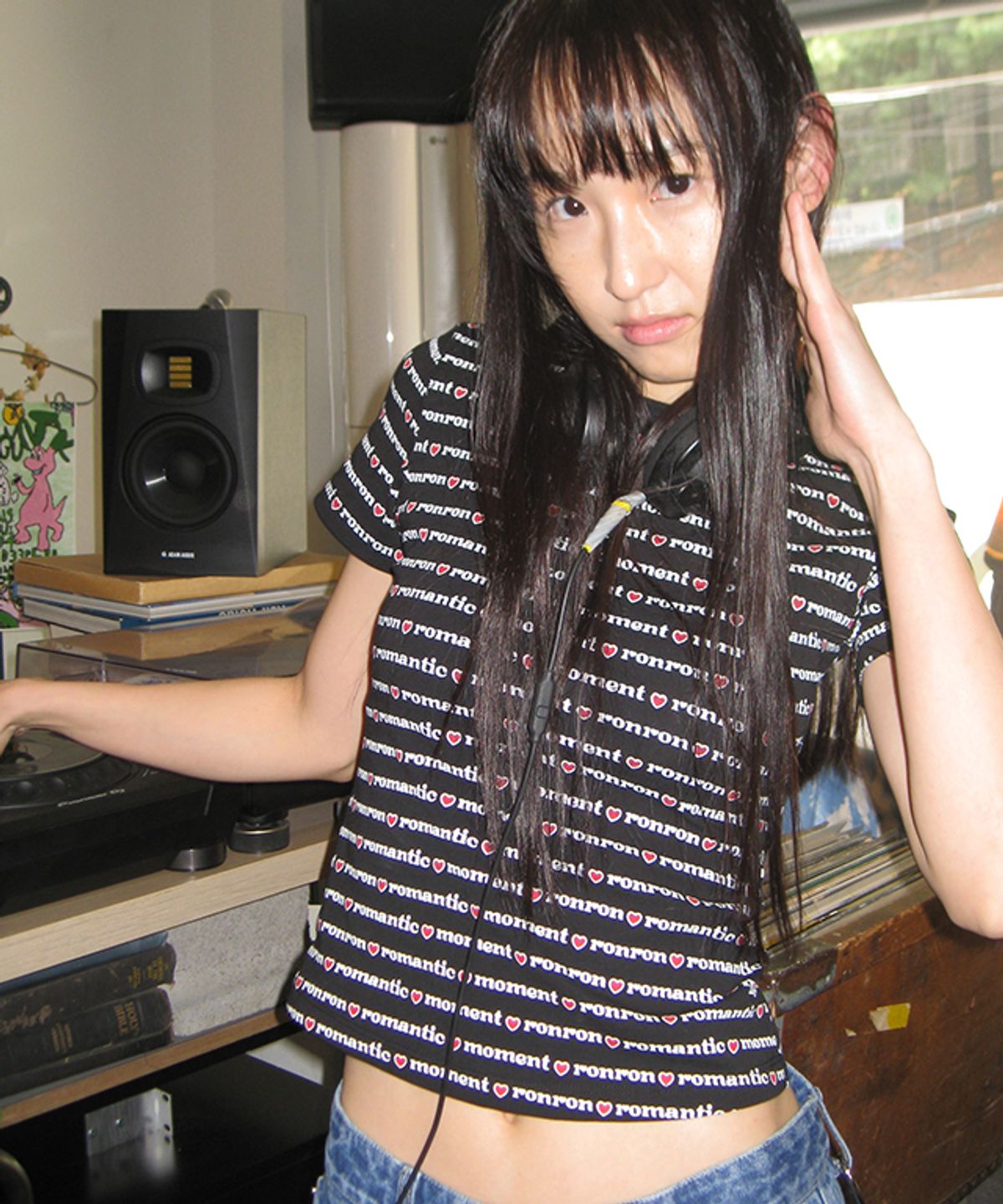론론(RONRON) ALL OVER PRINT SLIM CROP T SHIRT BLACK