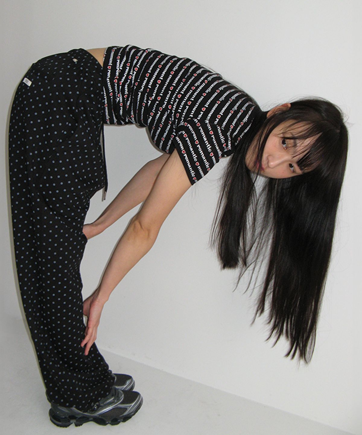 론론(RONRON) ALL OVER PRINT SLIM CROP T SHIRT BLACK