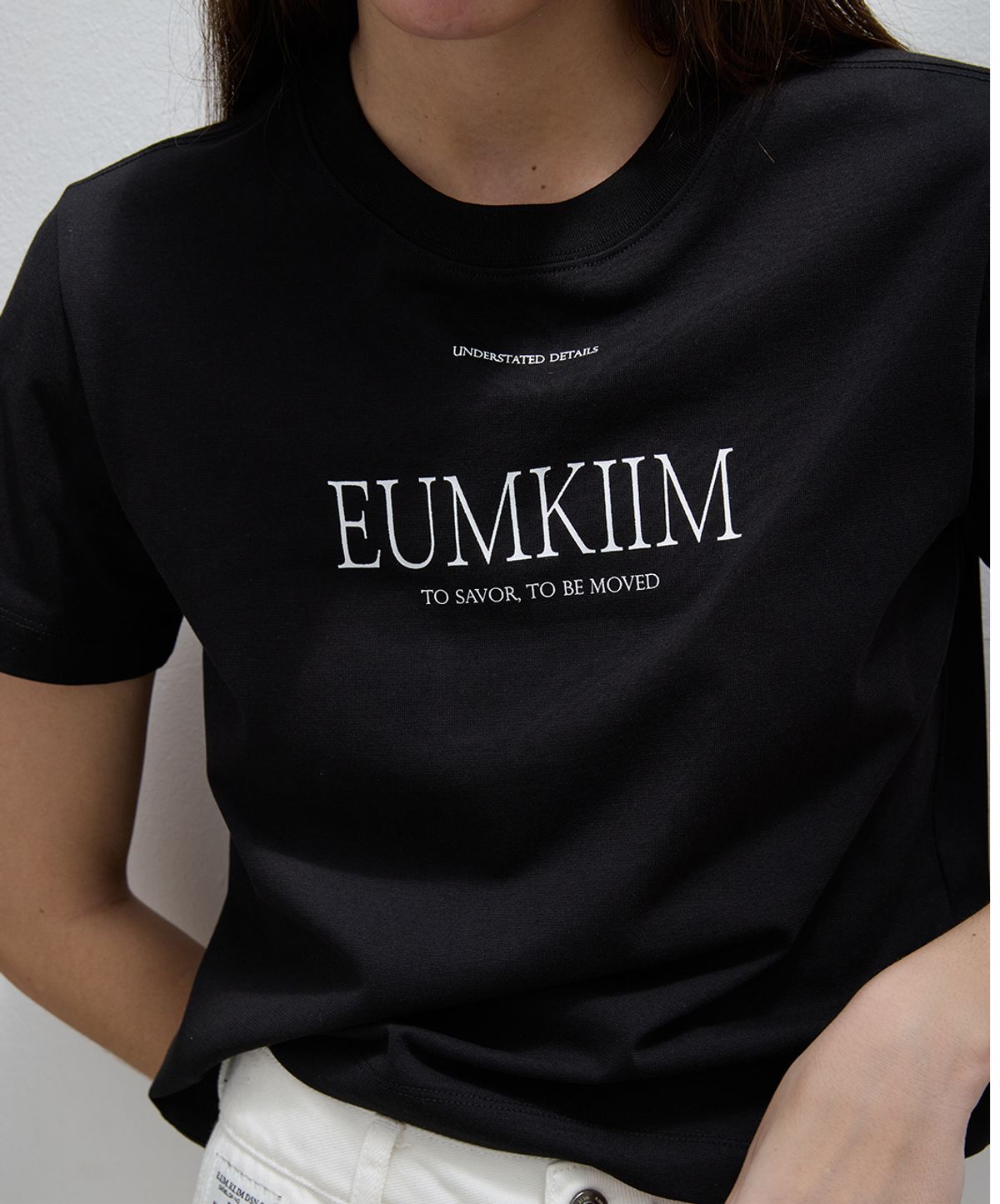 으음키임(EMKM) 미니멀 로고 하프 슬리브 티셔츠_BLACK