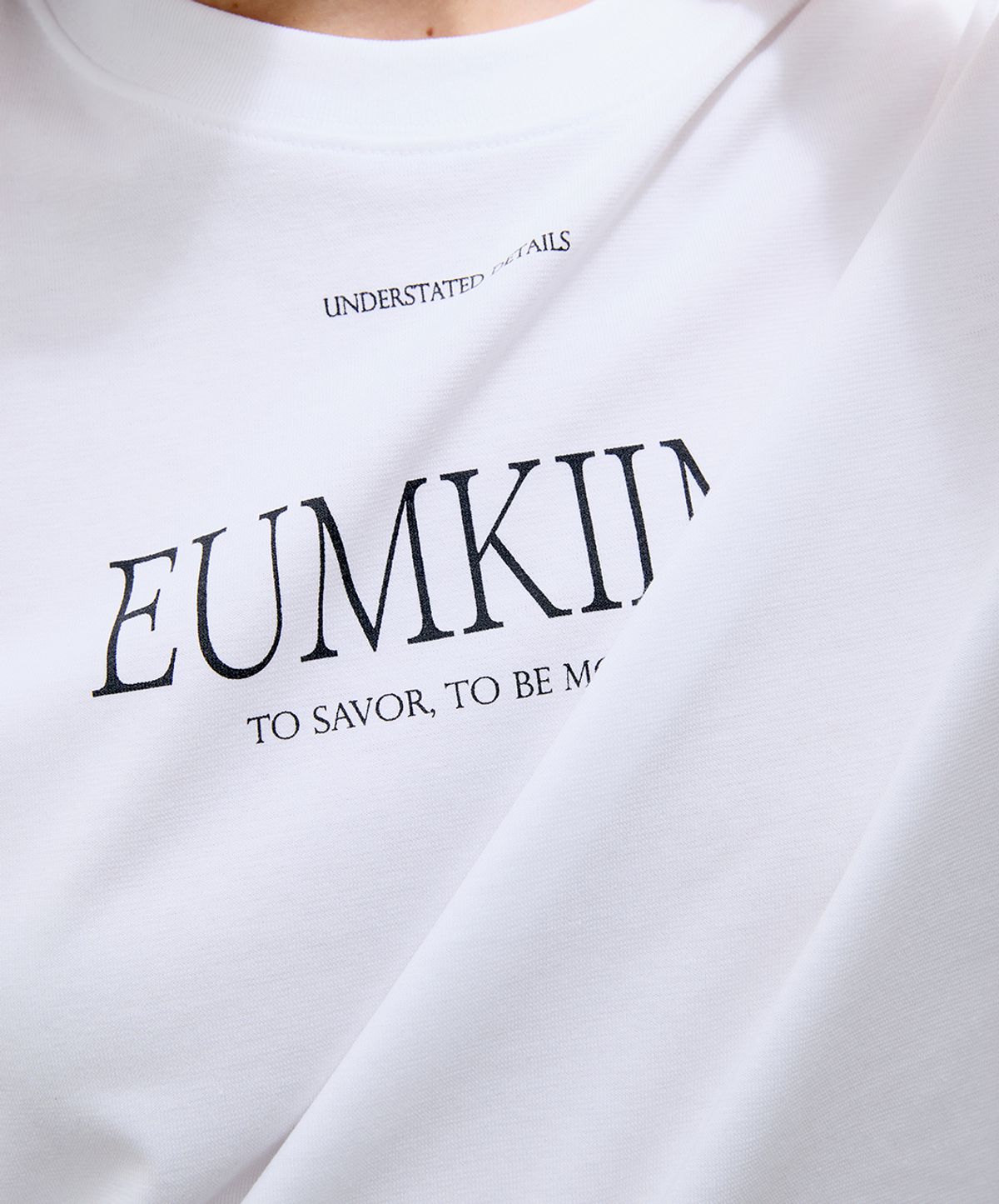 으음키임(EMKM) 미니멀 로고 하프 슬리브 티셔츠_WHITE