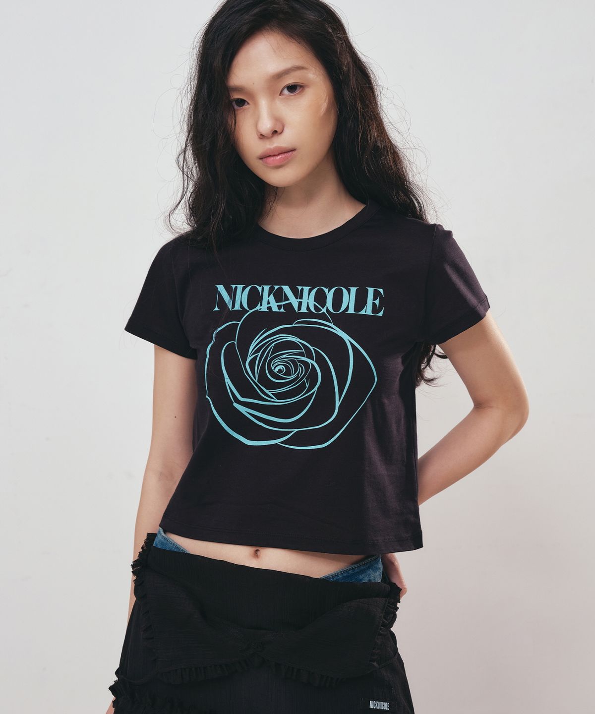 닉앤니콜(NICK&NICOLE) ROSE SIGNATURE CROP TOP_BLACK SKY BLUE