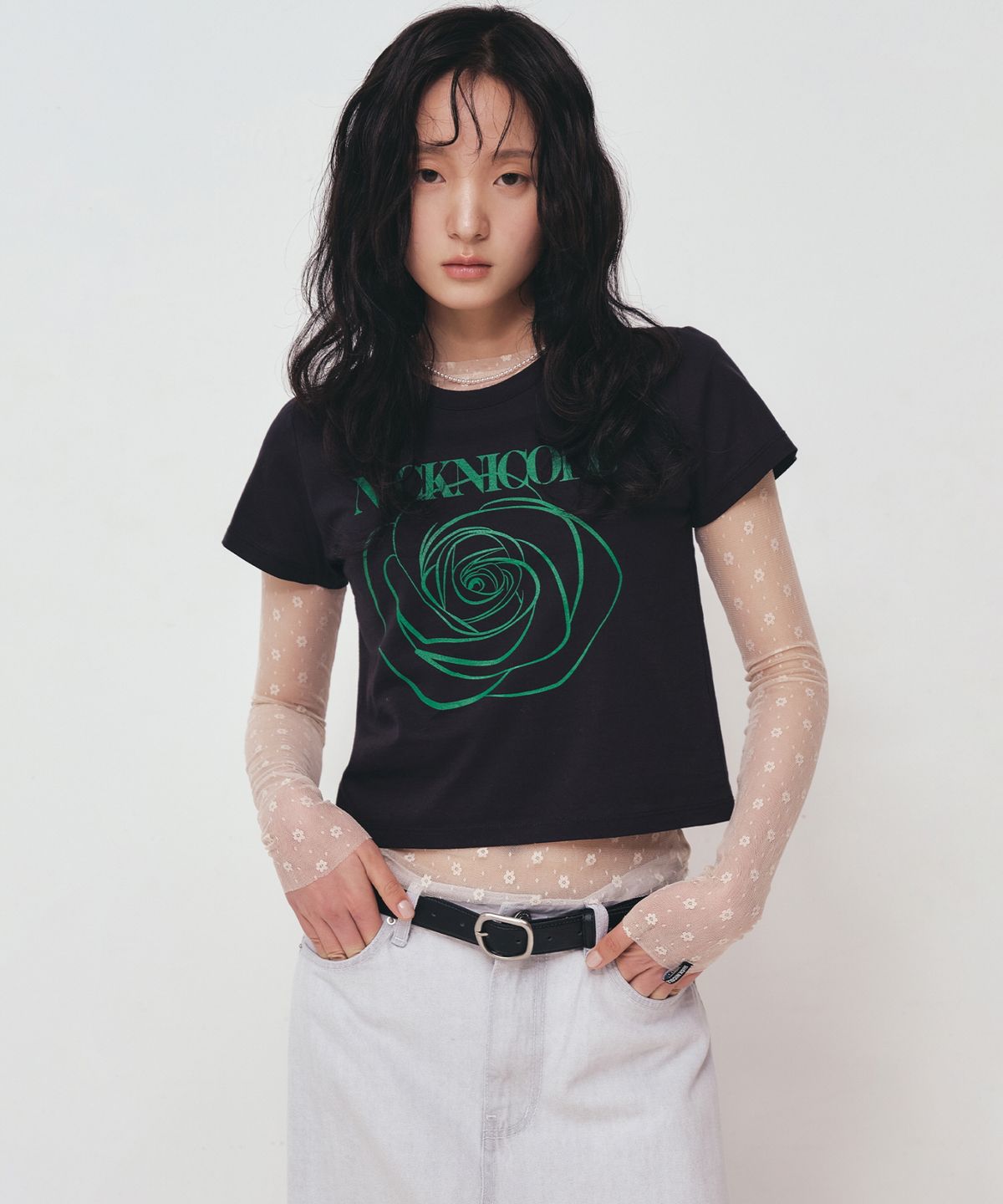 닉앤니콜(NICK&NICOLE) ROSE SIGNATURE CROP TOP_BLACK GREEN