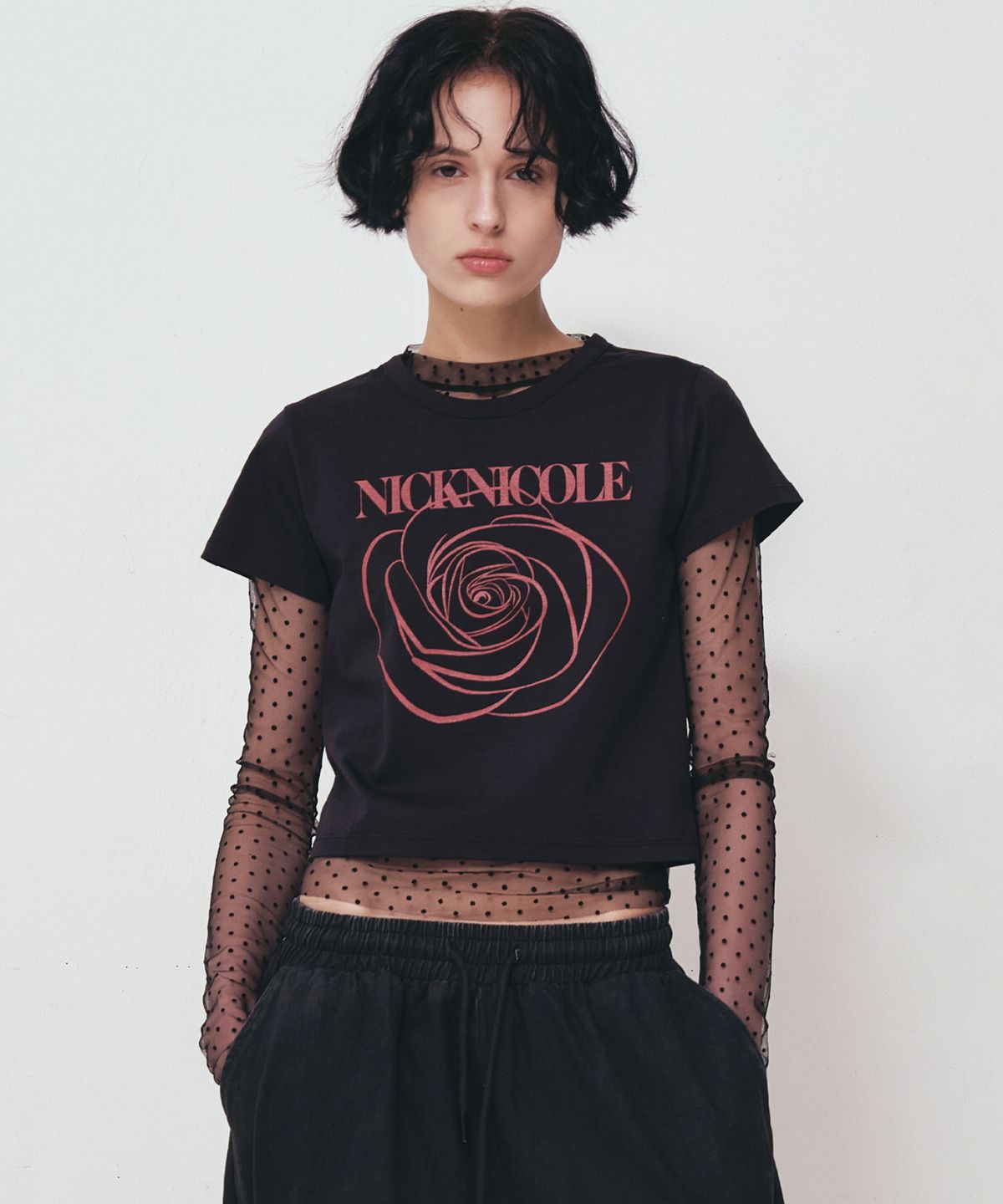 닉앤니콜(NICK&NICOLE) ROSE SIGNATURE CROP TOP_BLACK BURGUNDY