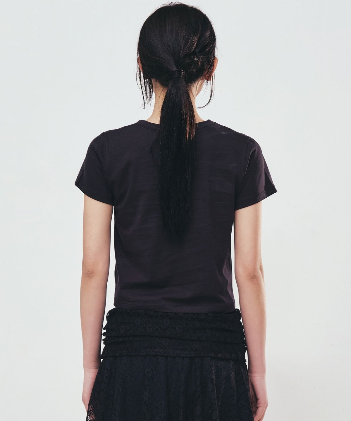 닉앤니콜(NICK&NICOLE) ROSE SIGNATURE CROP TOP_BLACK WHITE