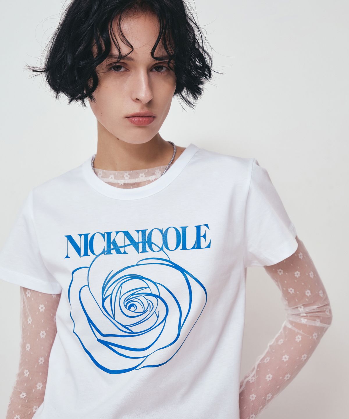 닉앤니콜(NICK&NICOLE) ROSE SIGNATURE CROP TOP_WHITE BLUE