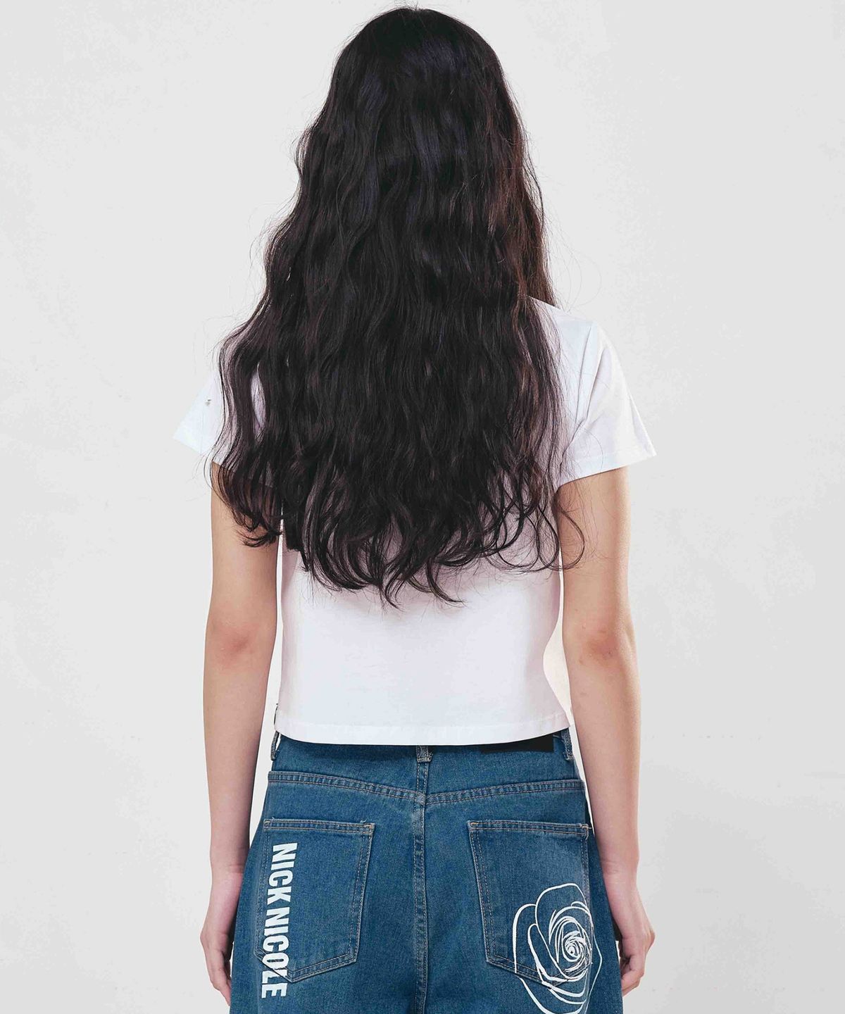 닉앤니콜(NICK&NICOLE) ROSE SIGNATURE CROP TOP_WHITE SILVER