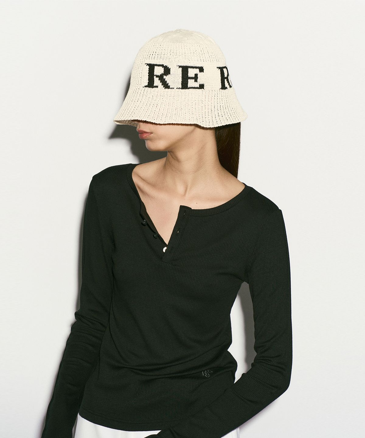 리이(RE RHEE) LONG SLEEVE BUTTON TOP BLACK