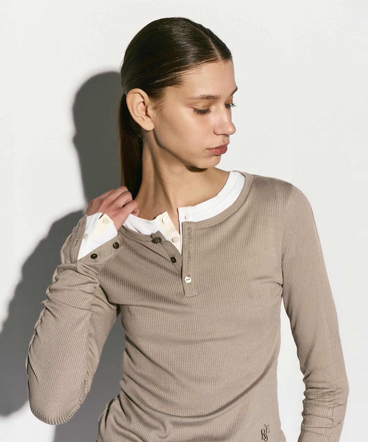 리이(RE RHEE) LONG SLEEVE BUTTON TOP MOCHA