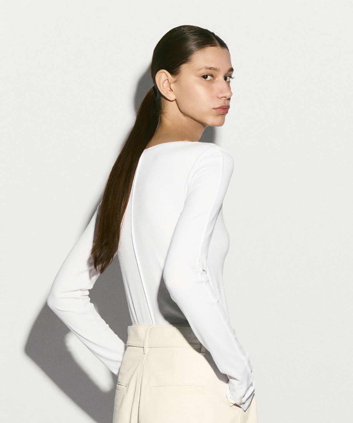 리이(RE RHEE) LONG SLEEVE BUTTON TOP WHITE