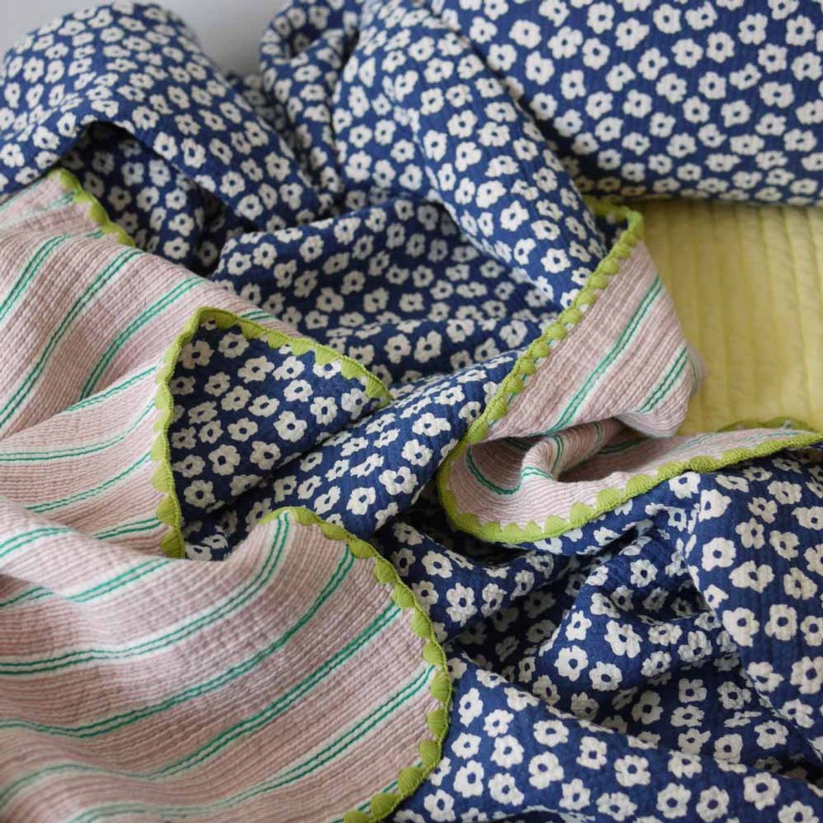 봄봄패브릭스(BOMBOM FABRICS) Triple Cotton blanket (navy flower + pink stripe)