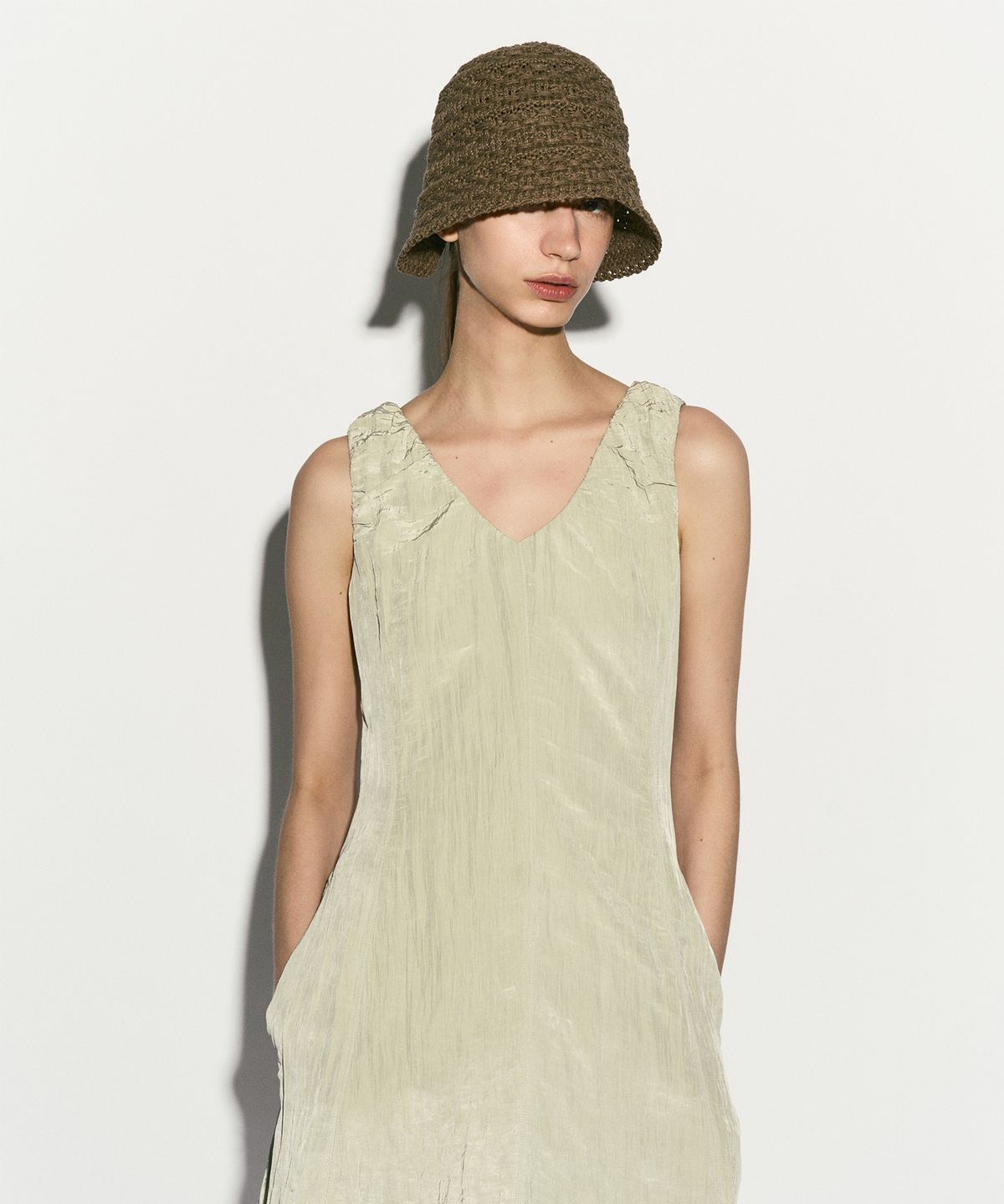 리이(RE RHEE) CROCHET BUCKET HAT KHAKI BROWN