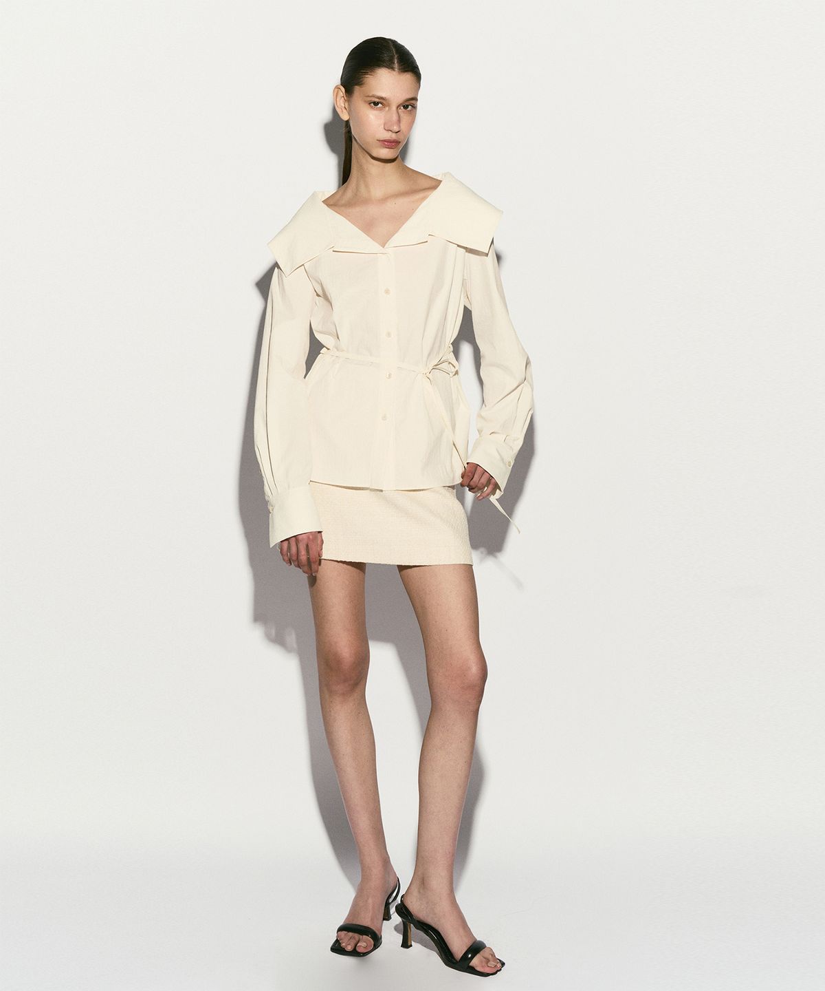 리이(RE RHEE) WIDE COLLAR BELTED BLOUSE CREAM