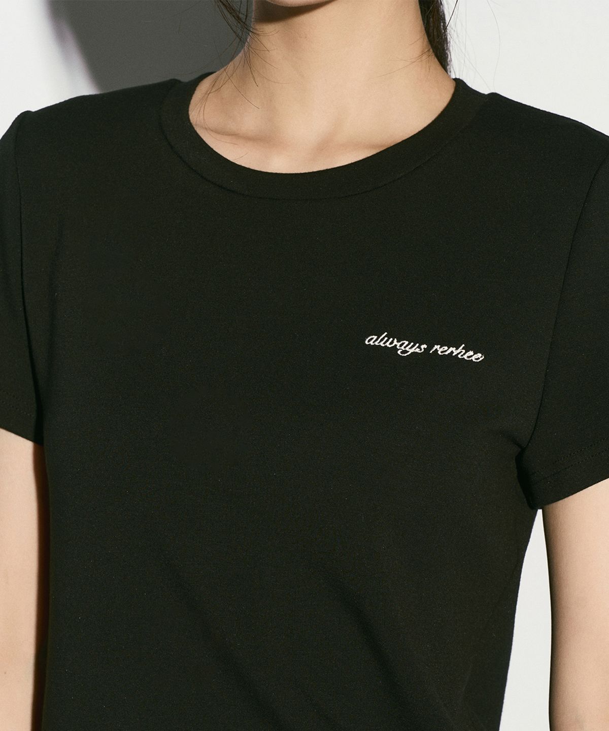 리이(RE RHEE) LOGO EMBROIDERED T-SHIRT BLACK