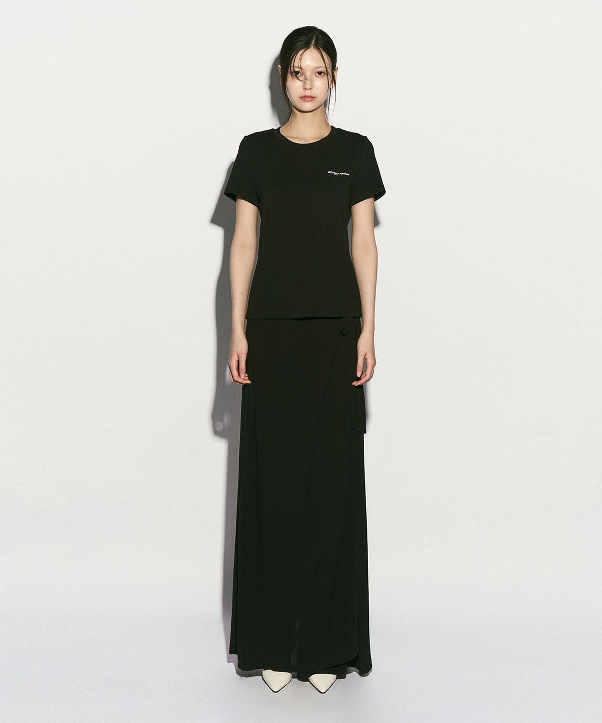 리이(RE RHEE) LOGO EMBROIDERED T-SHIRT BLACK
