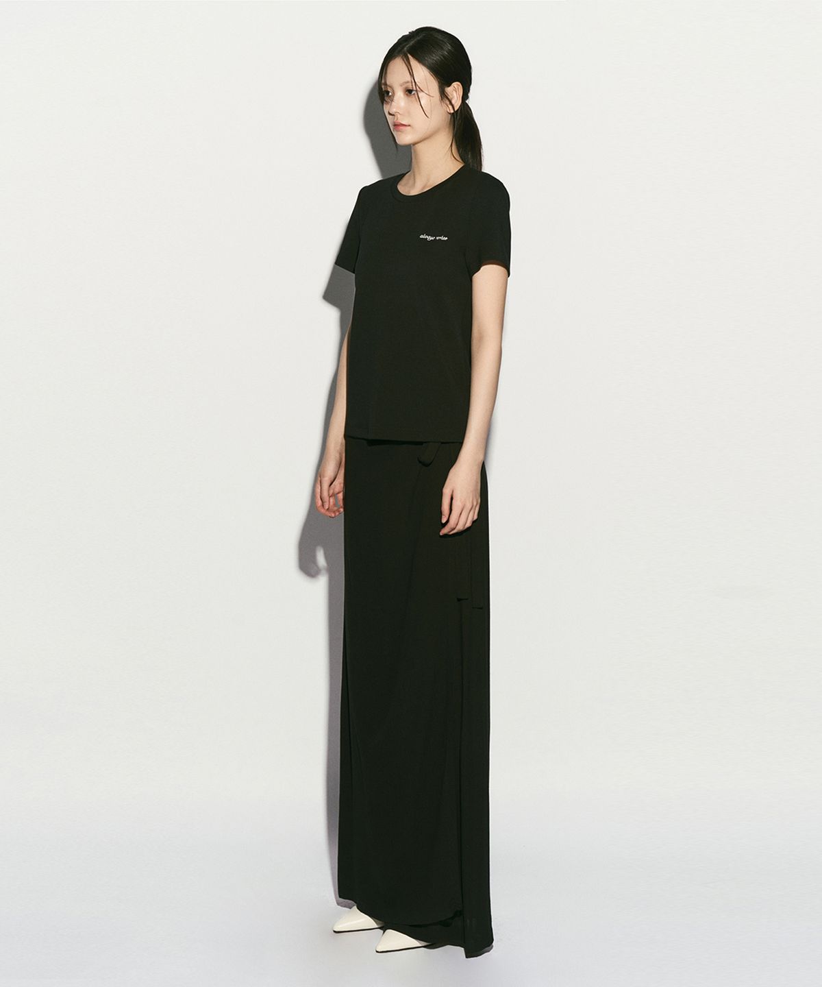 리이(RE RHEE) LOGO EMBROIDERED T-SHIRT BLACK