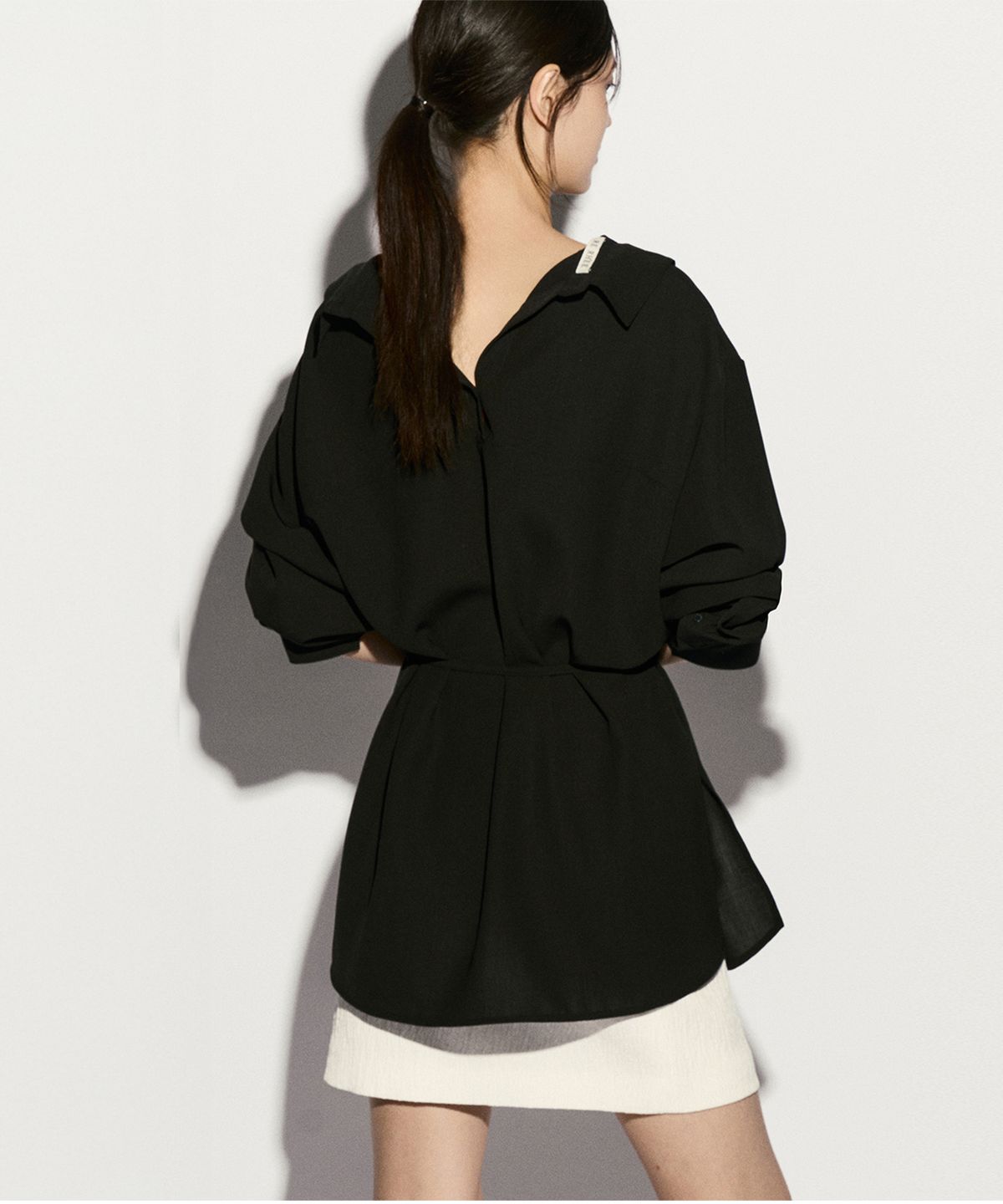 리이(RE RHEE) OFF-SHOULDER TIE-WAIST SHIRTS