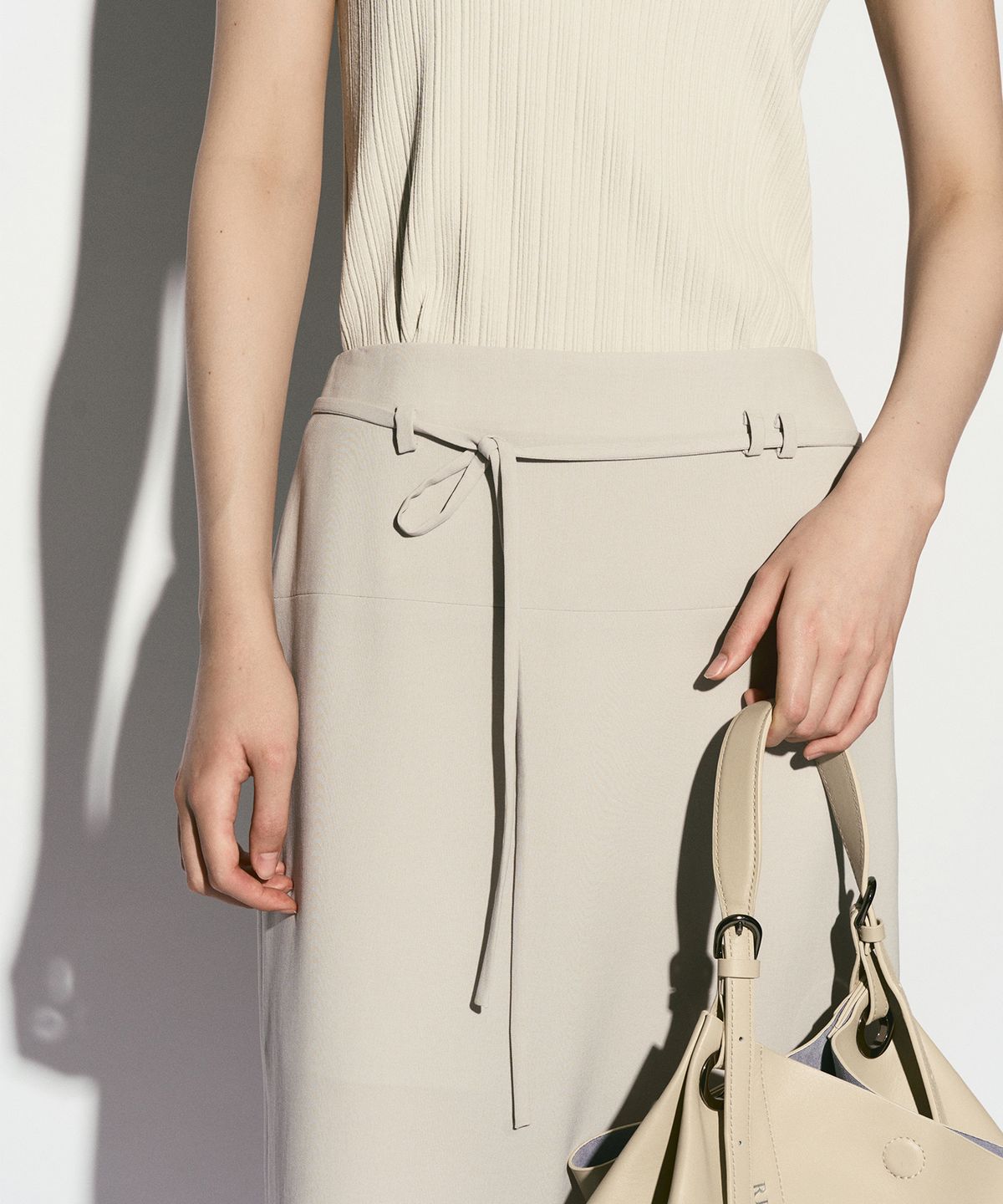 리이(RE RHEE) BELTED MIDI SKIRT DOVE GRAY