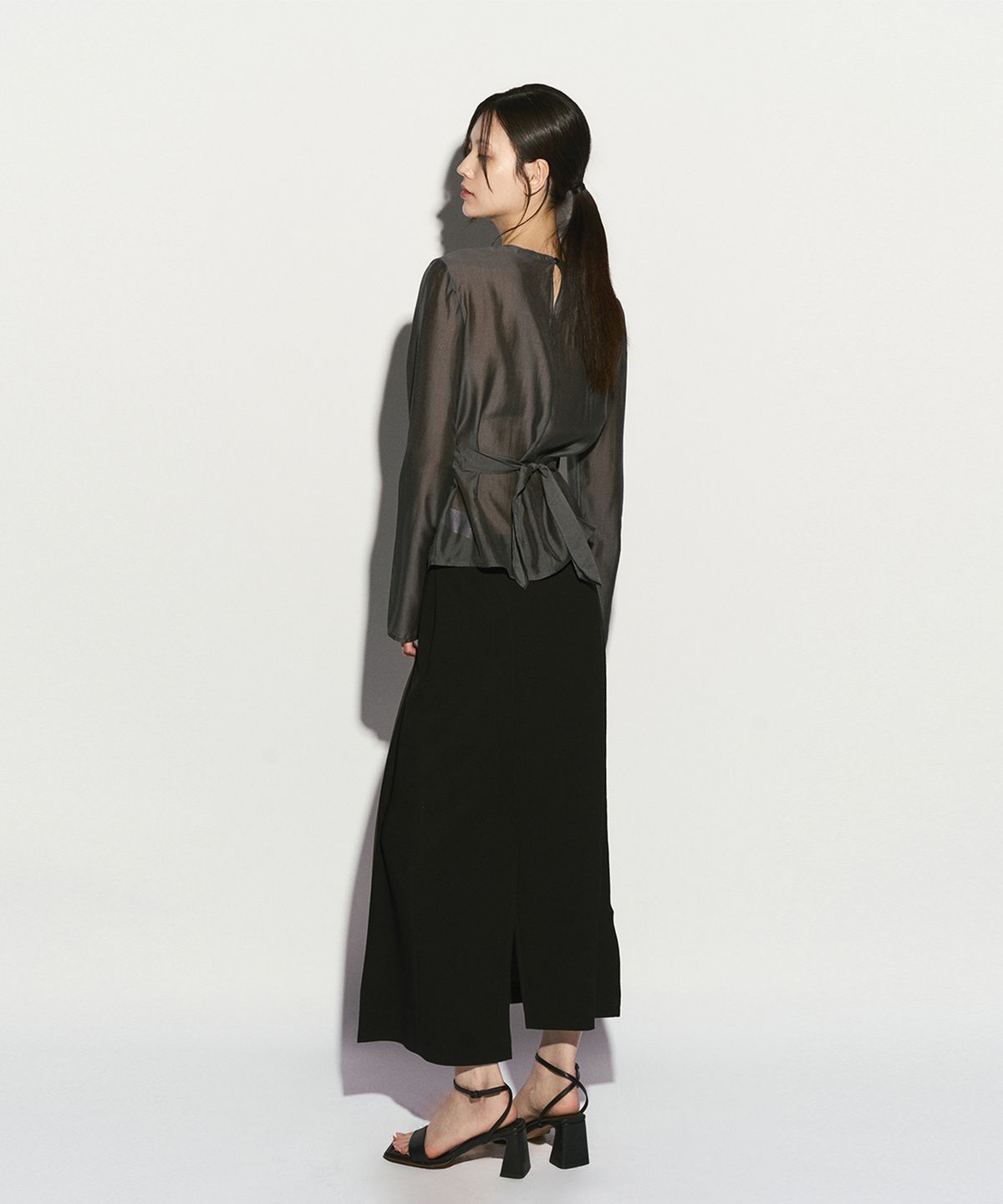 리이(RE RHEE) TIE WRAP BLOUSE CHARCOAL