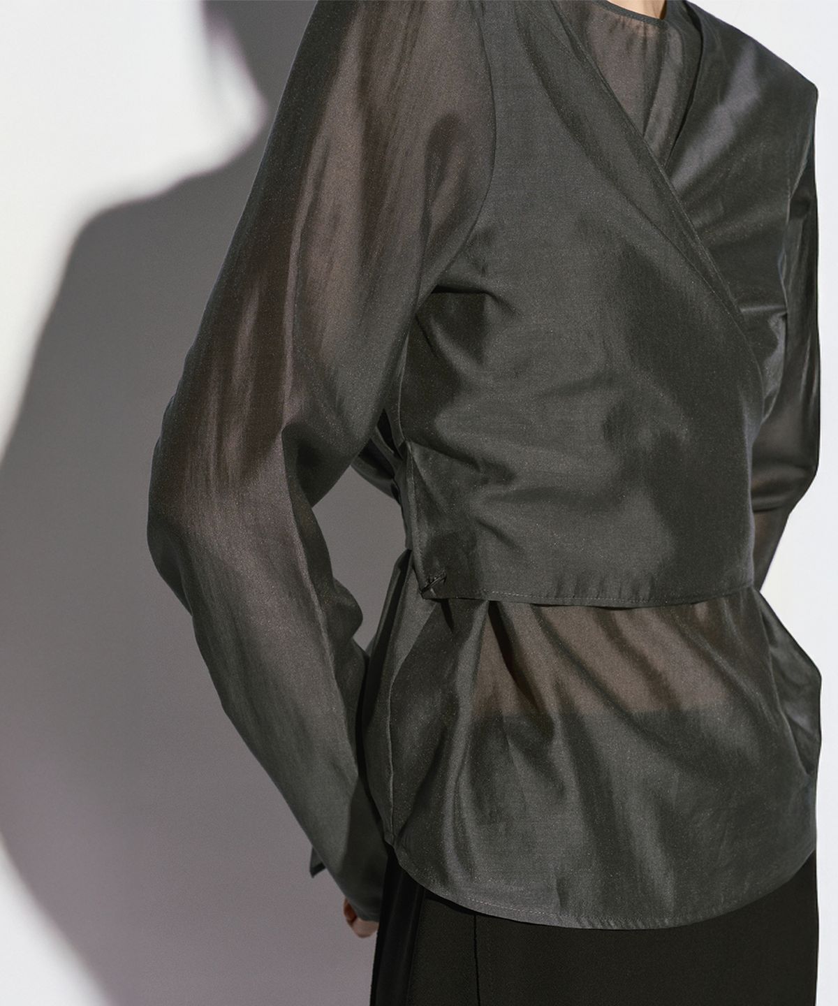 리이(RE RHEE) TIE WRAP BLOUSE CHARCOAL