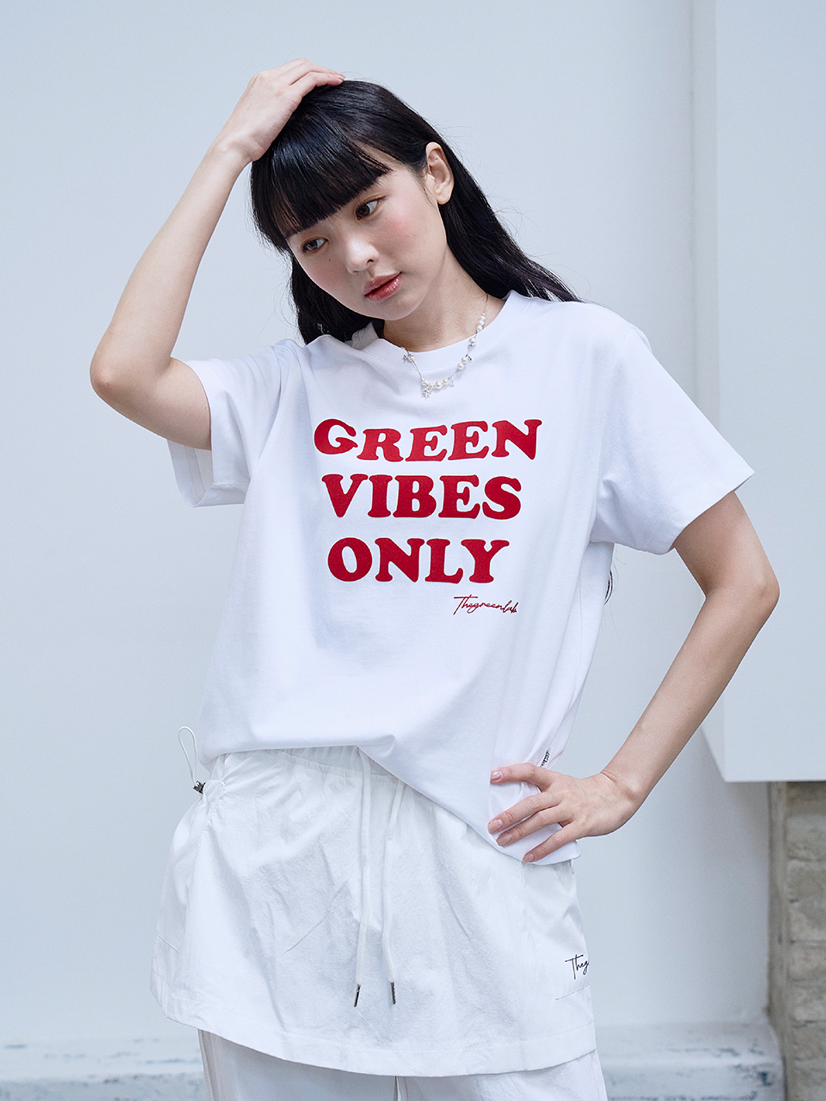 더그린랩(THE GREEN LAB) GREEN VIBES ONLY 텍스처 레터링 반팔 티셔츠 [화이트]
