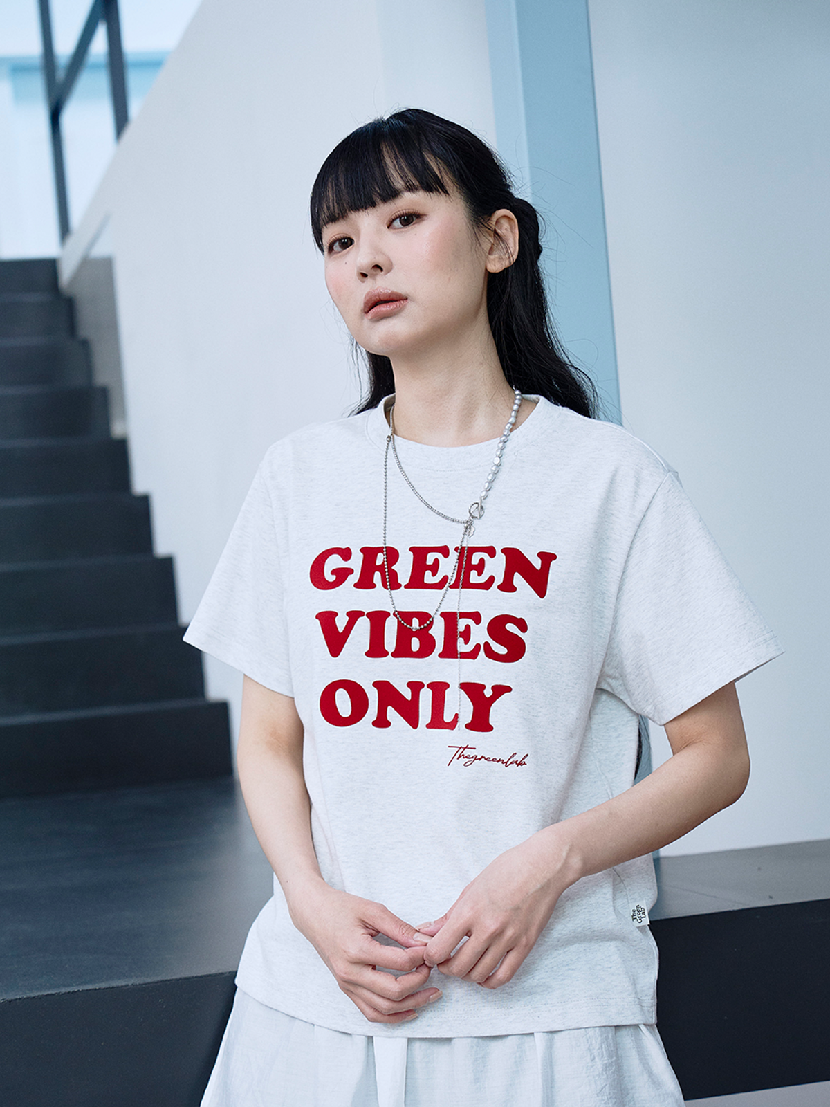 더그린랩(THE GREEN LAB) GREEN VIBES ONLY 텍스처 레터링 반팔 티셔츠 [멜란지 그레이]
