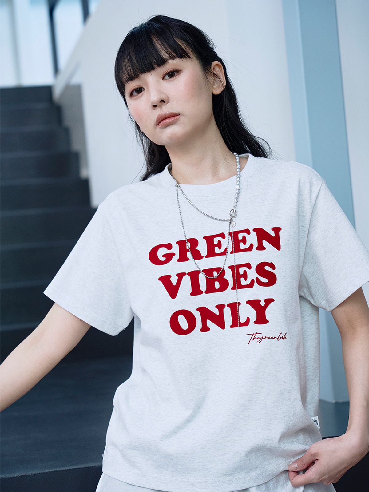 더그린랩(THE GREEN LAB) GREEN VIBES ONLY 텍스처 레터링 반팔 티셔츠 [멜란지 그레이]
