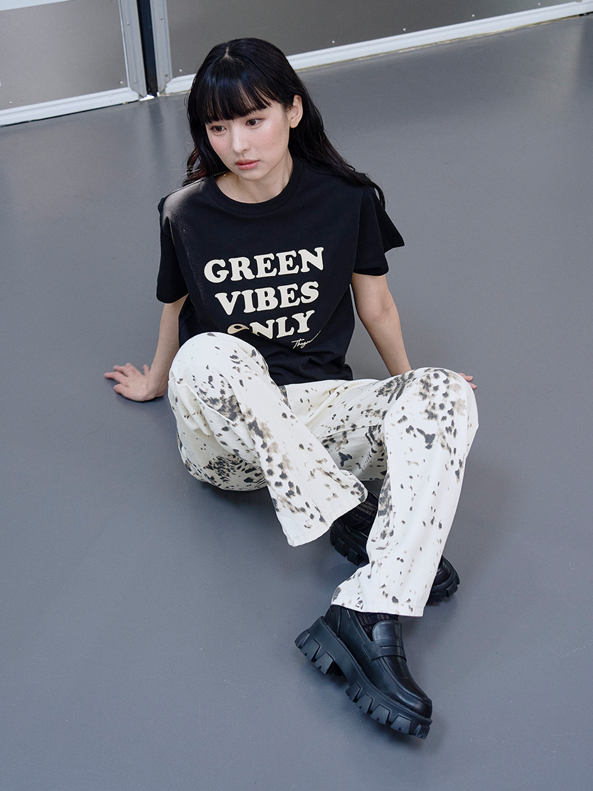 더그린랩(THE GREEN LAB) GREEN VIBES ONLY 텍스처 레터링 반팔 티셔츠 [블랙]