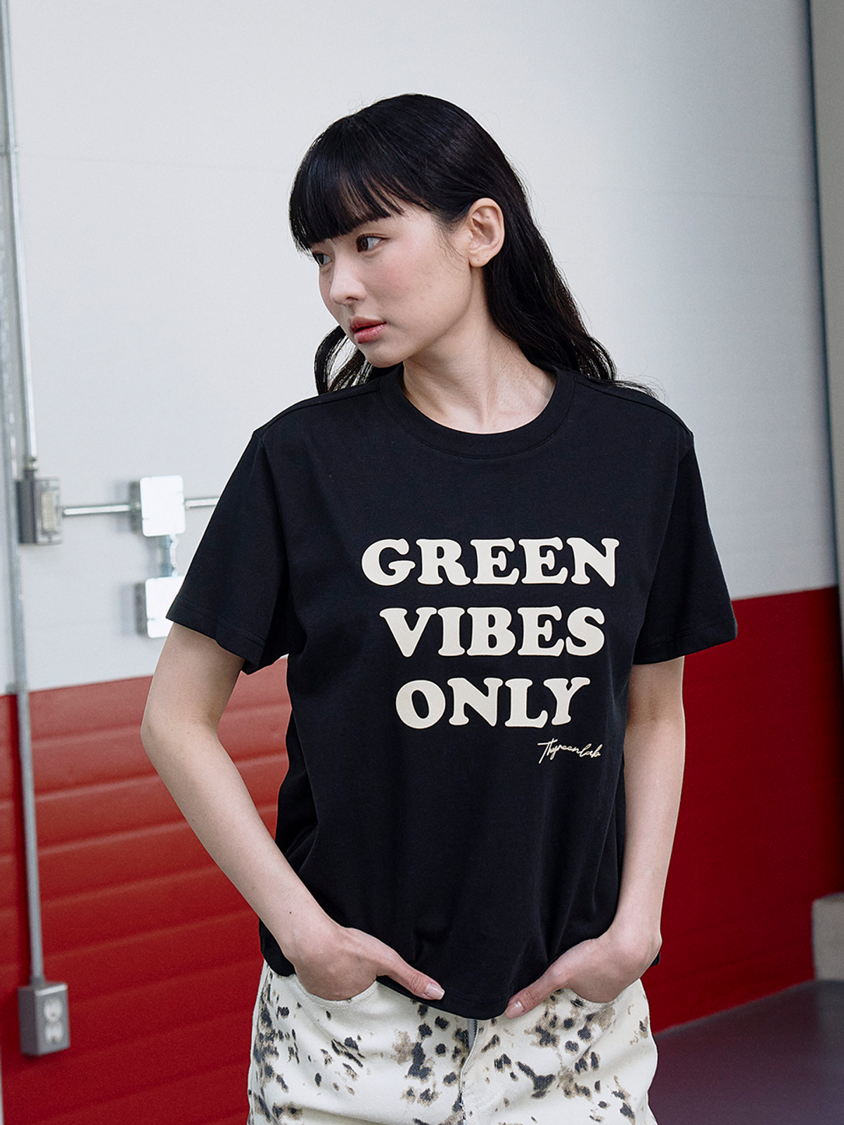 더그린랩(THE GREEN LAB) GREEN VIBES ONLY 텍스처 레터링 반팔 티셔츠 [블랙]