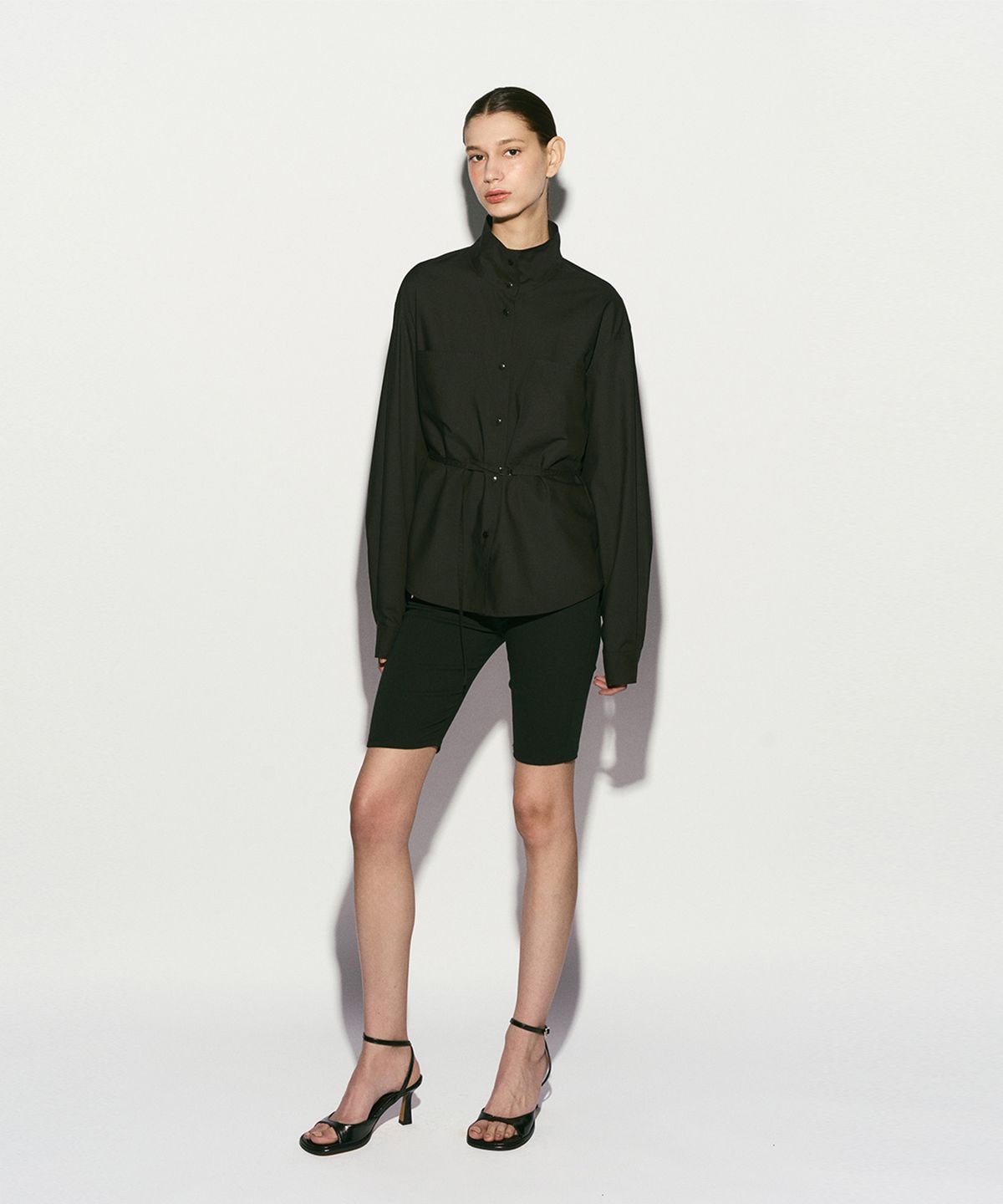 리이(RE RHEE) FUNNEL NECK BELTED BLOUSE BLACK