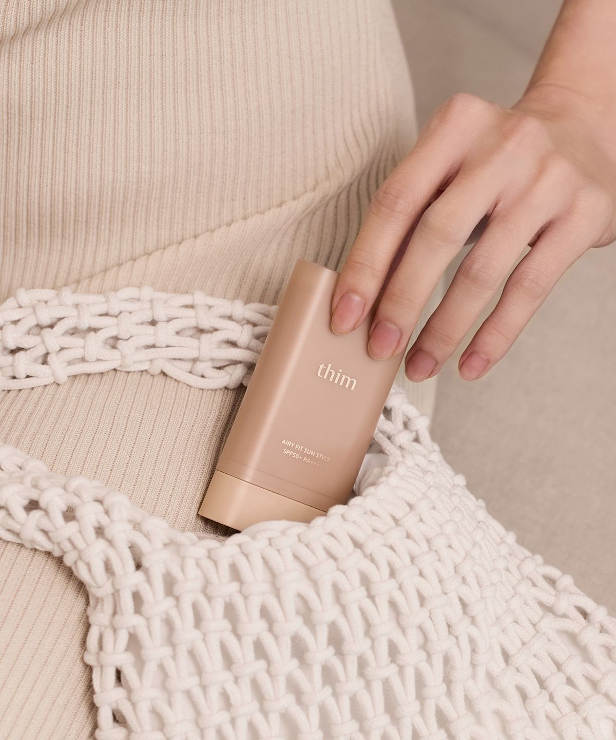 띰뷰티(THIM BEAUTY) 띰 에어리 핏 선스틱 20g (비건인증 / SPF50+ PA++++)