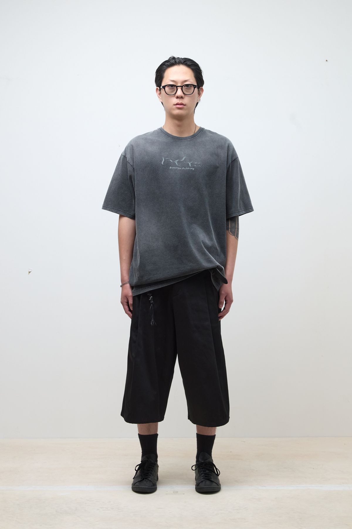 해칭룸(HATCHINGROOM) Room Tee Black