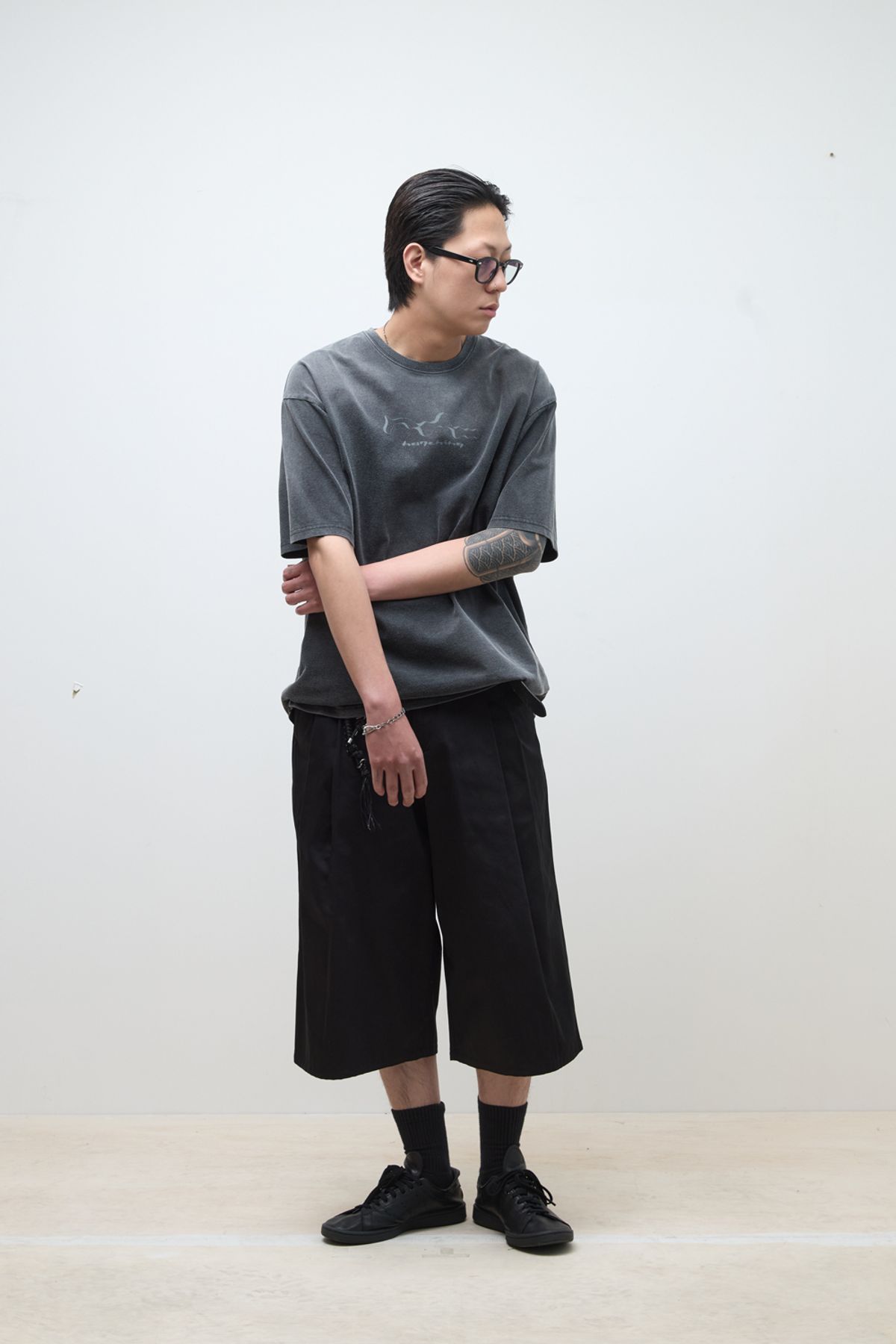 해칭룸(HATCHINGROOM) Room Tee Black