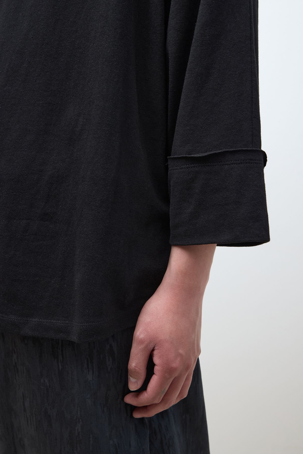 해칭룸(HATCHINGROOM) Seven Cut Tee Black