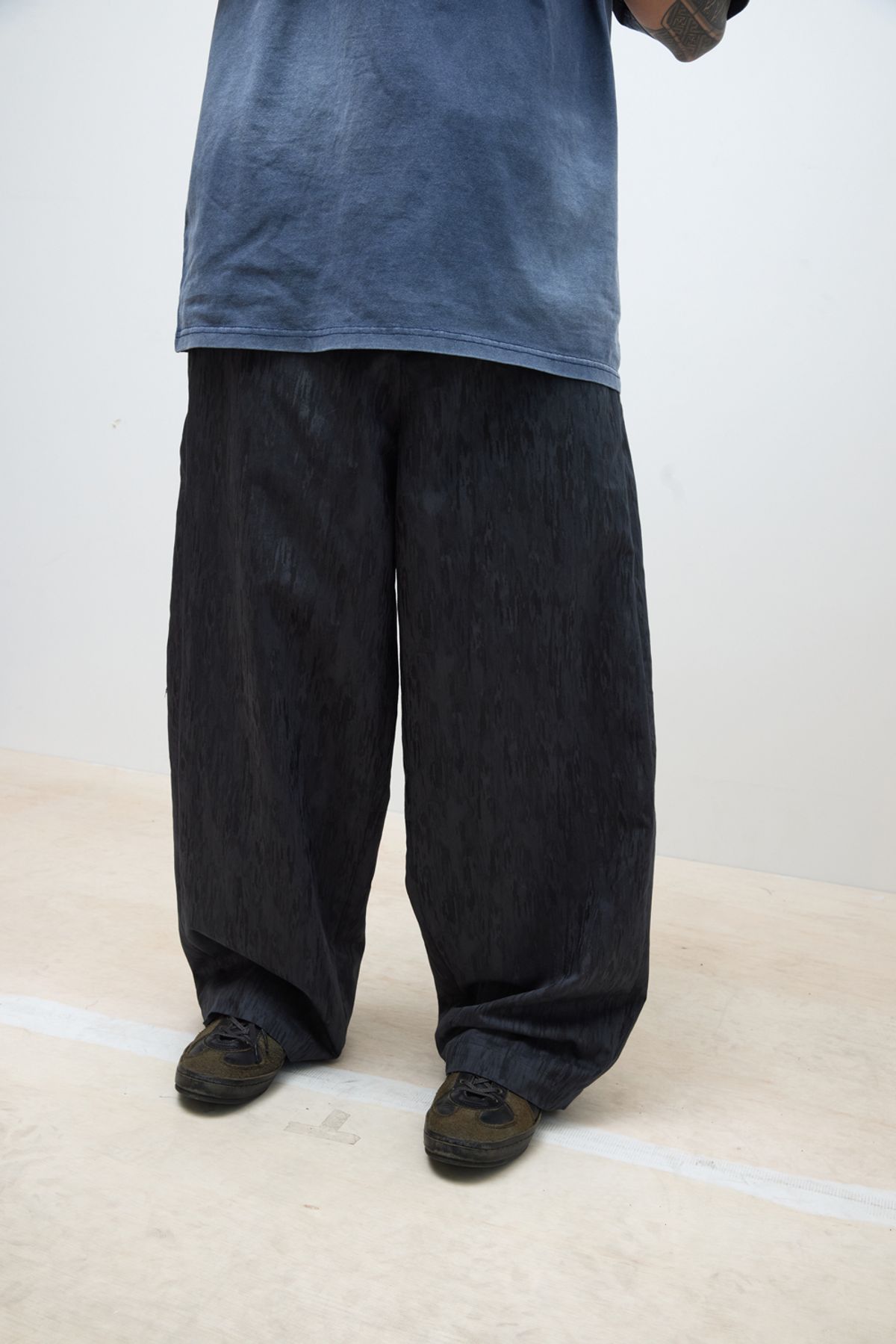 해칭룸(HATCHINGROOM) Wide Curve Trousers Jacquard Blue Charcoal