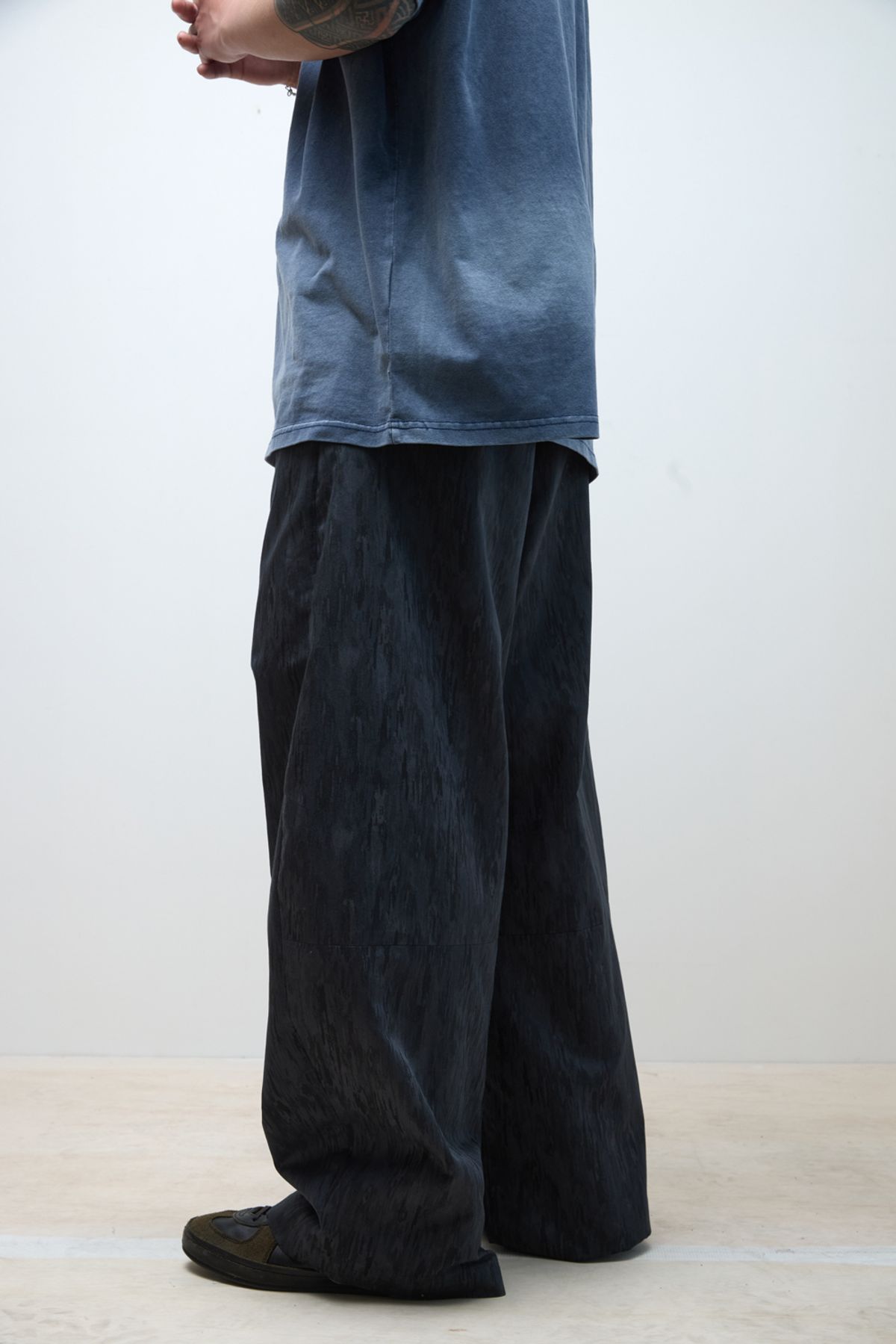 해칭룸(HATCHINGROOM) Wide Curve Trousers Jacquard Blue Charcoal