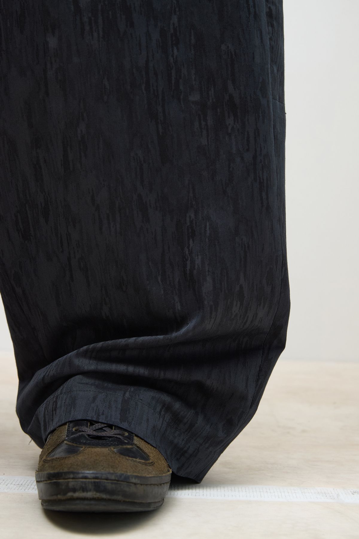 해칭룸(HATCHINGROOM) Wide Curve Trousers Jacquard Blue Charcoal
