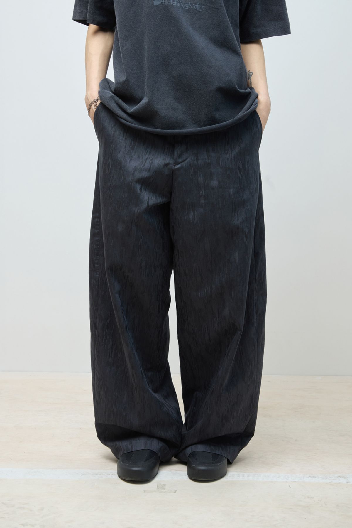 해칭룸(HATCHINGROOM) Wide Curve Trousers Jacquard Blue Charcoal