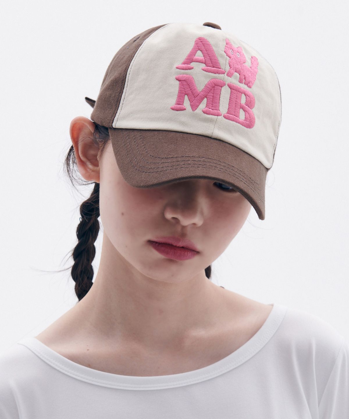 엠블러(AMBLER) AMB cat 자수 볼캡 AH601  (브라운)