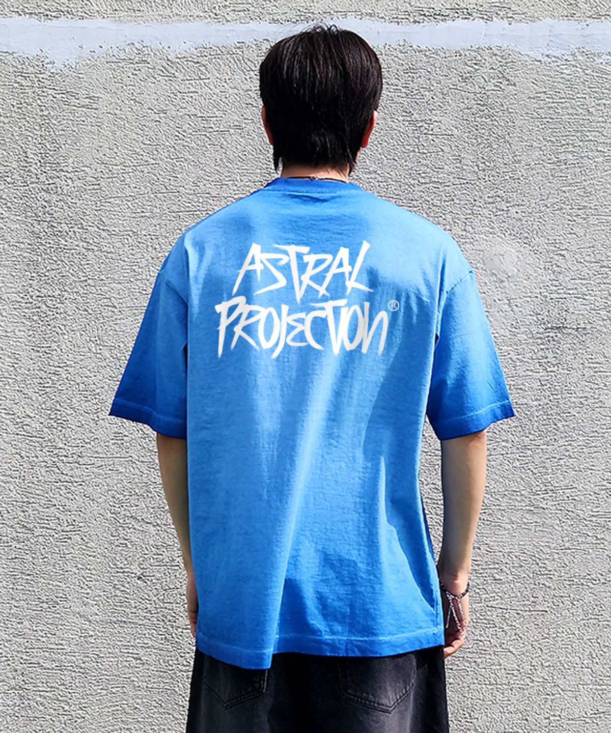 아스트랄 프로젝션(ASTRAL PROJECTION) 그래피티 레터링 피그먼트 루즈핏 반팔 티셔츠_블루