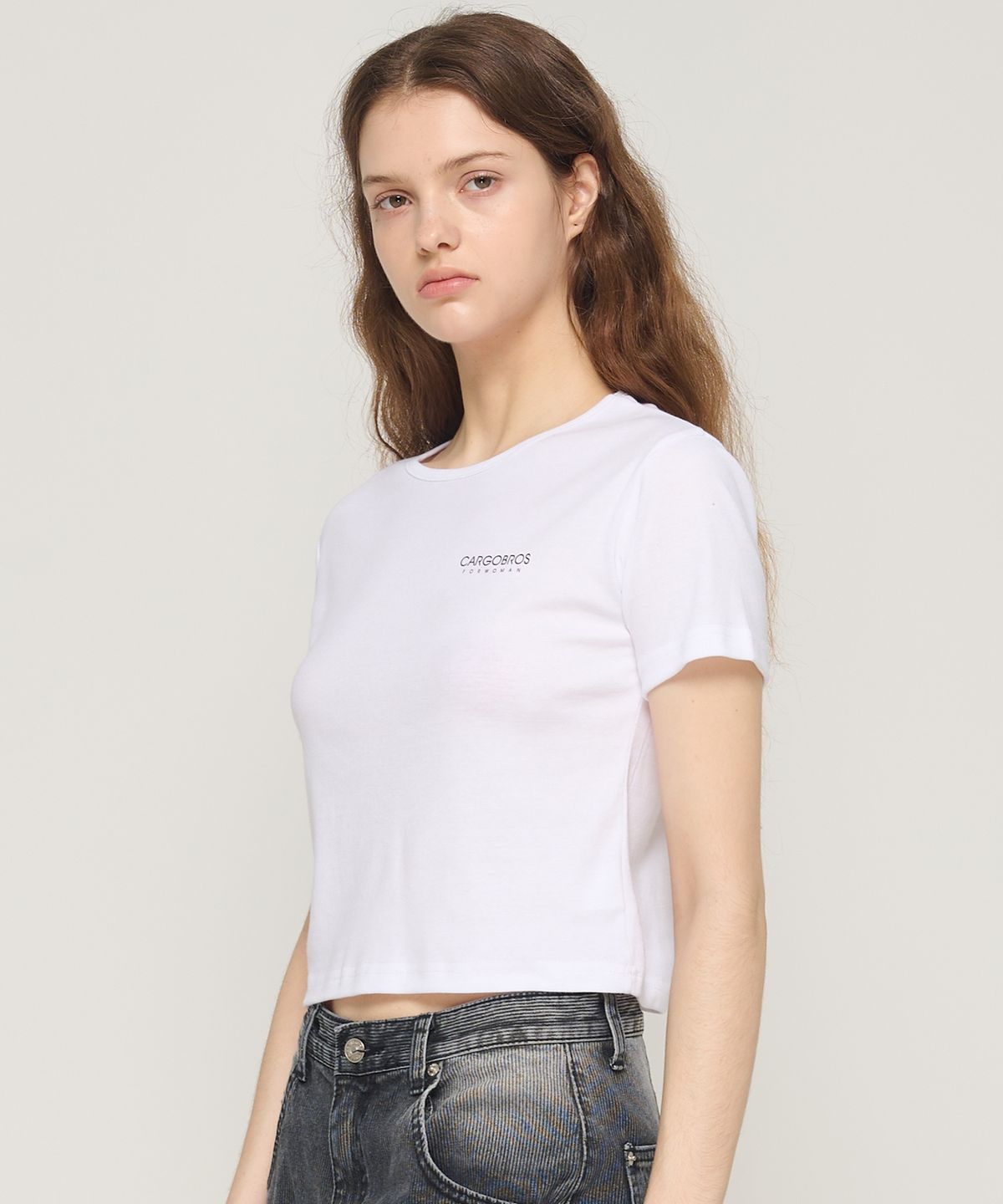 카고브로스 포 우먼(CARGOBROS FOR WOMAN) 에센셜 로고 숏 반팔 티셔츠 (화이트)